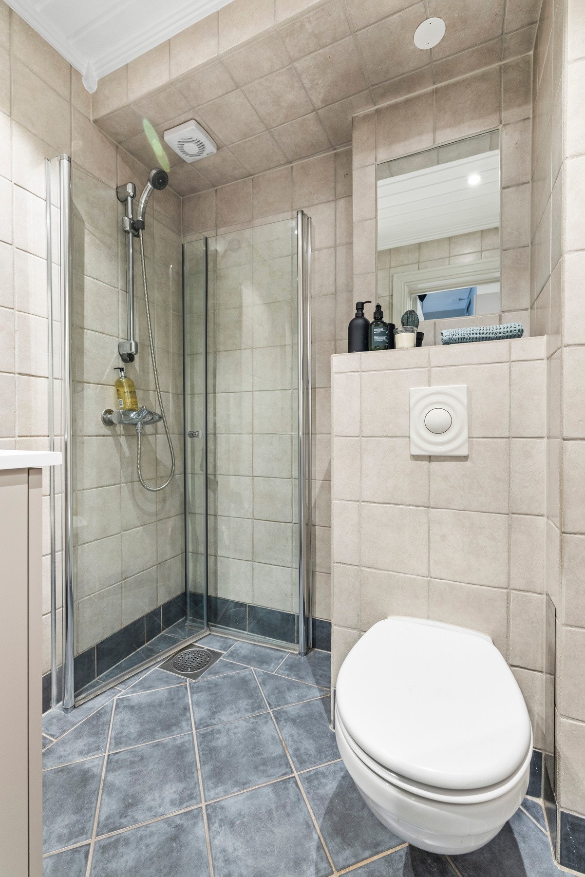 Flott, flislagt bad med varmekabler i gulvet og downlights. Galleribilde