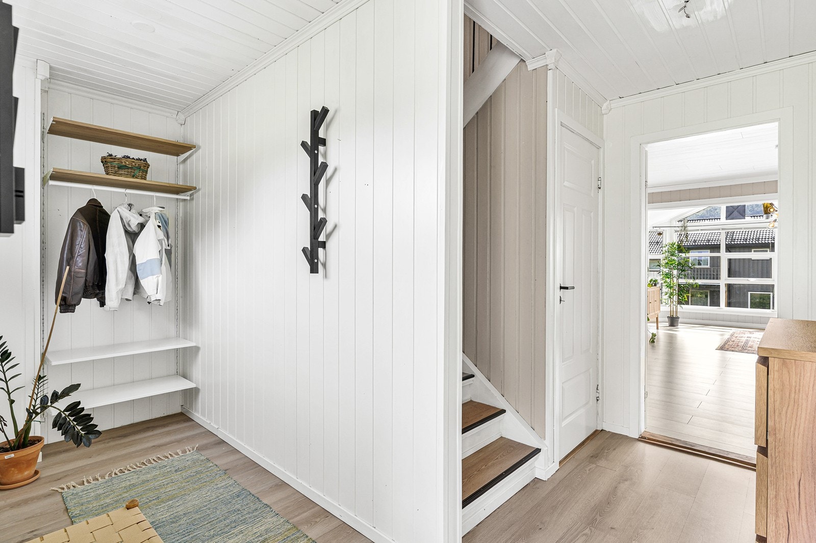 Vel innenfor inngangsdøren finner du en åpen og trivelig entré med gode lagringsmuligheter i praktisk innhukk. Galleribilde