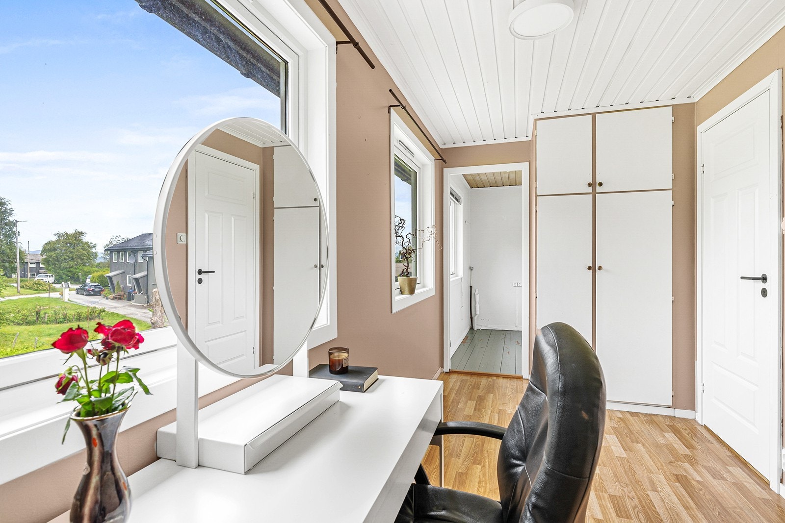 Dette soverommet har videre tilkomst til kott/bod, som er innredet som kontor Galleribilde