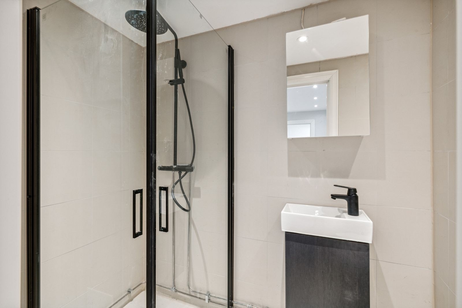 Lekkert bad fra 2023 med regnfalldusj Galleribilde