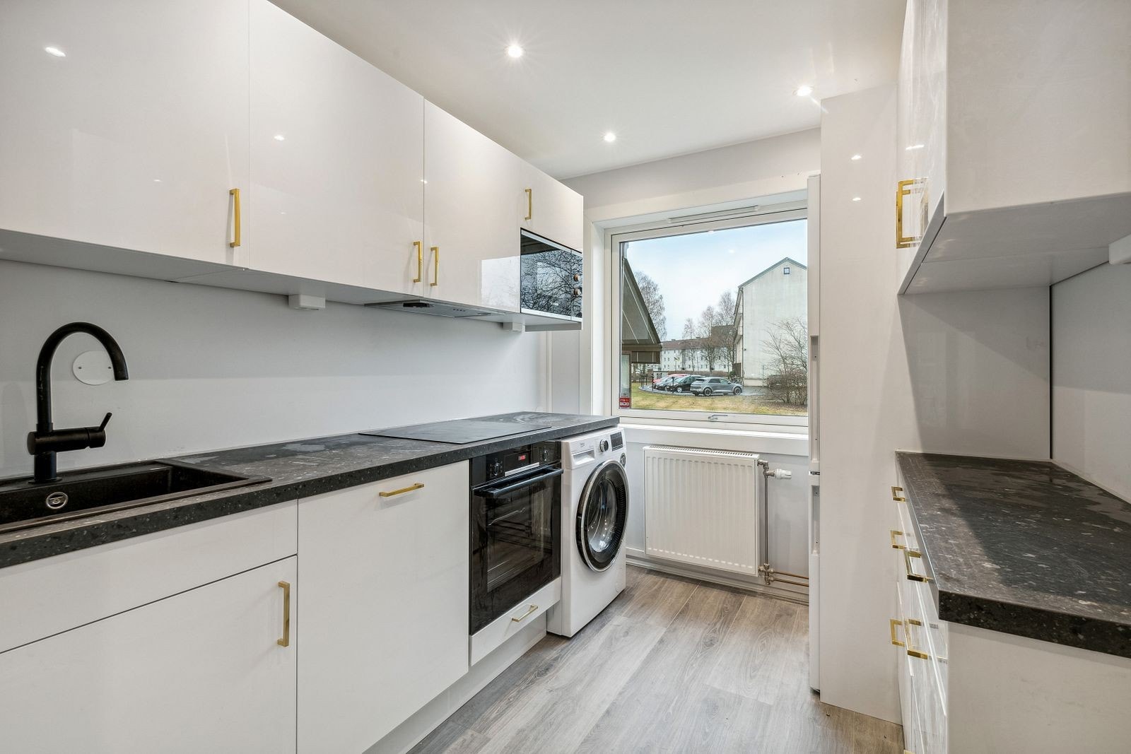 Kjøkken med hvitevarer. Vaskemaskin medfølger. Galleribilde