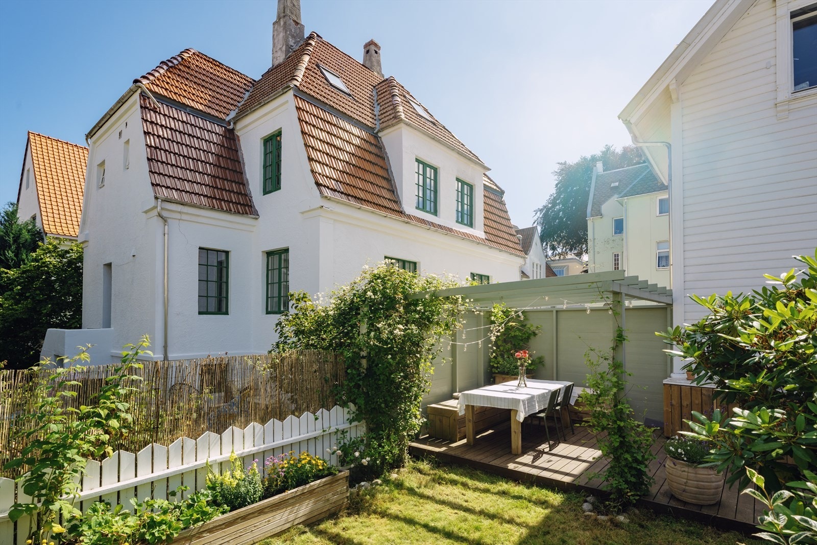 Uteområdet byr på rikelig med plass til sosiale sammenkomster, lek og avslapning, perfekt for både familie og venner. Galleribilde