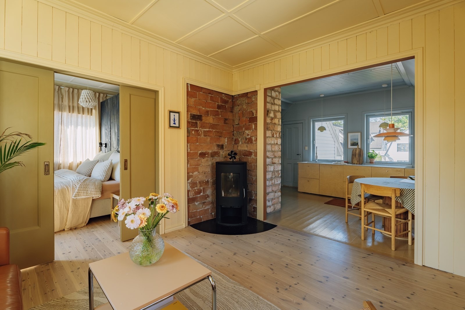 Leiligheten har god standard, samtidig som flere originale og vakre detaljer fra boligens tid er bevart. Galleribilde