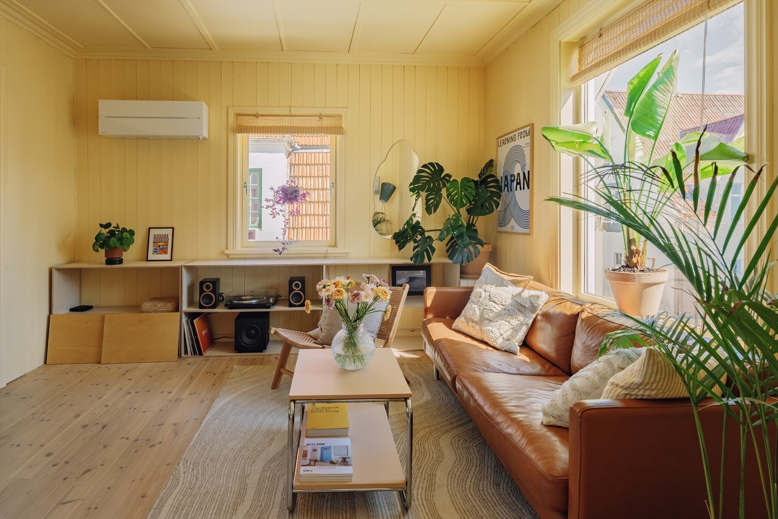 Stuen og kjøkken har et naturlig skille, men allrommet føles stort og luftig med muligheter for ønsket møbelement. Galleribilde