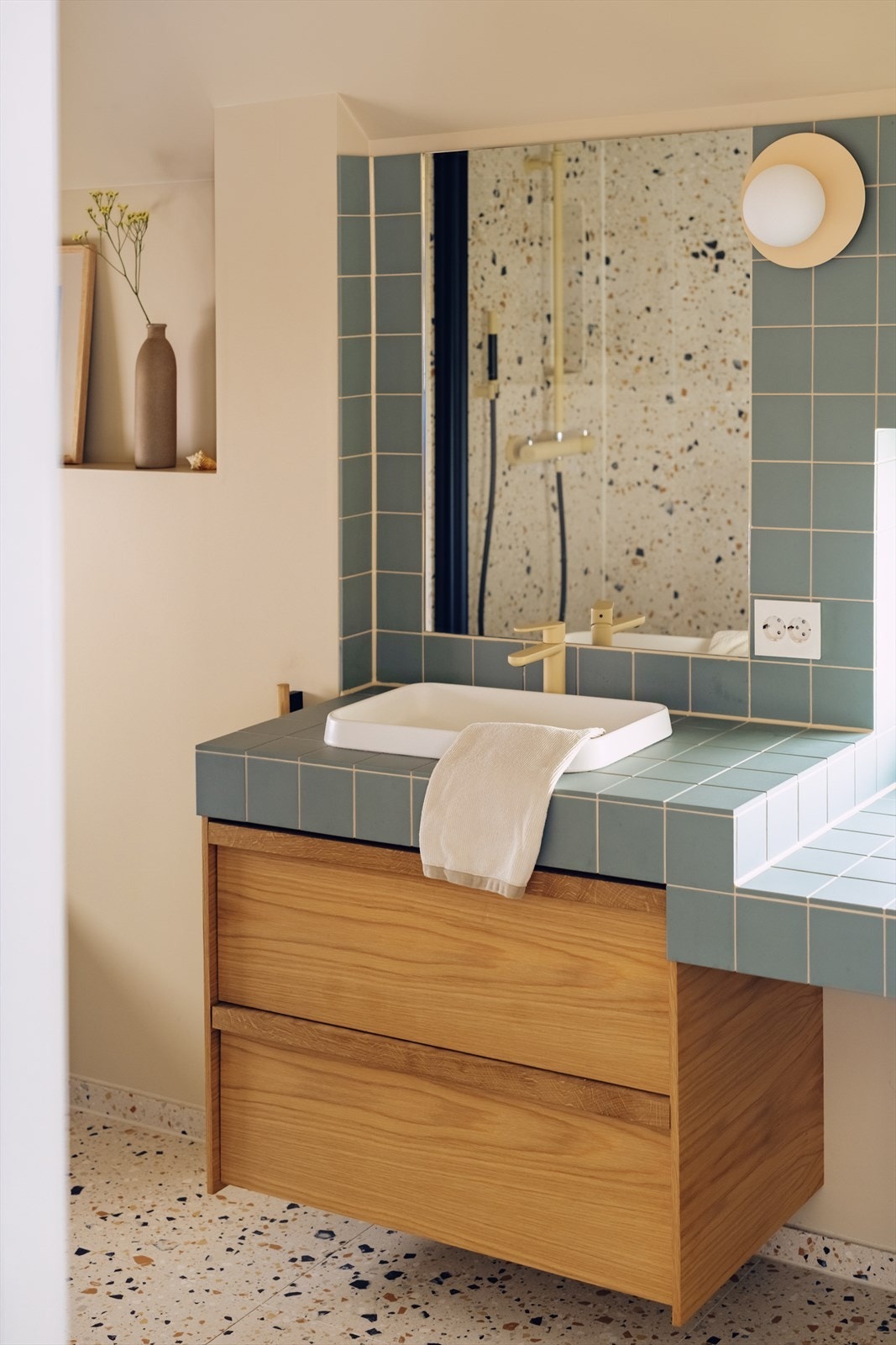 Badet har fliser og plater på vegger, samt fliser på gulv med elektriske varmekabler. Galleribilde