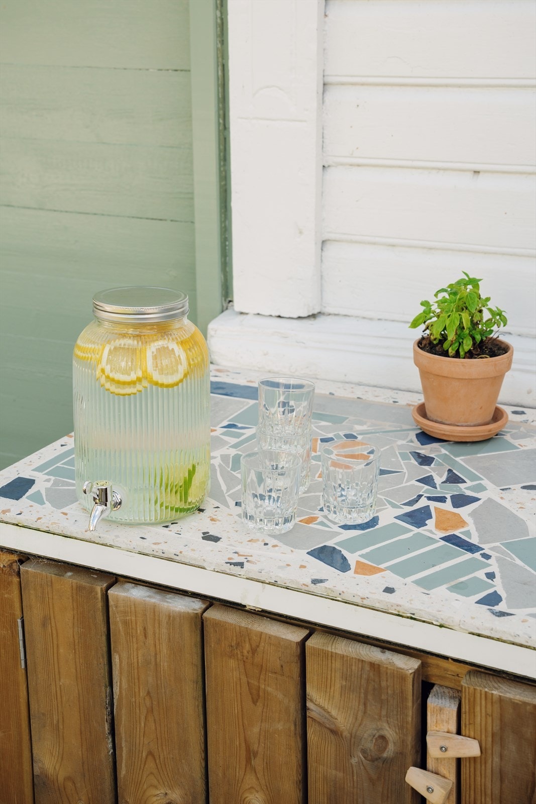 Benkeplaten er laget av fliserester, her får du både sjarm og gjenbruk. Galleribilde