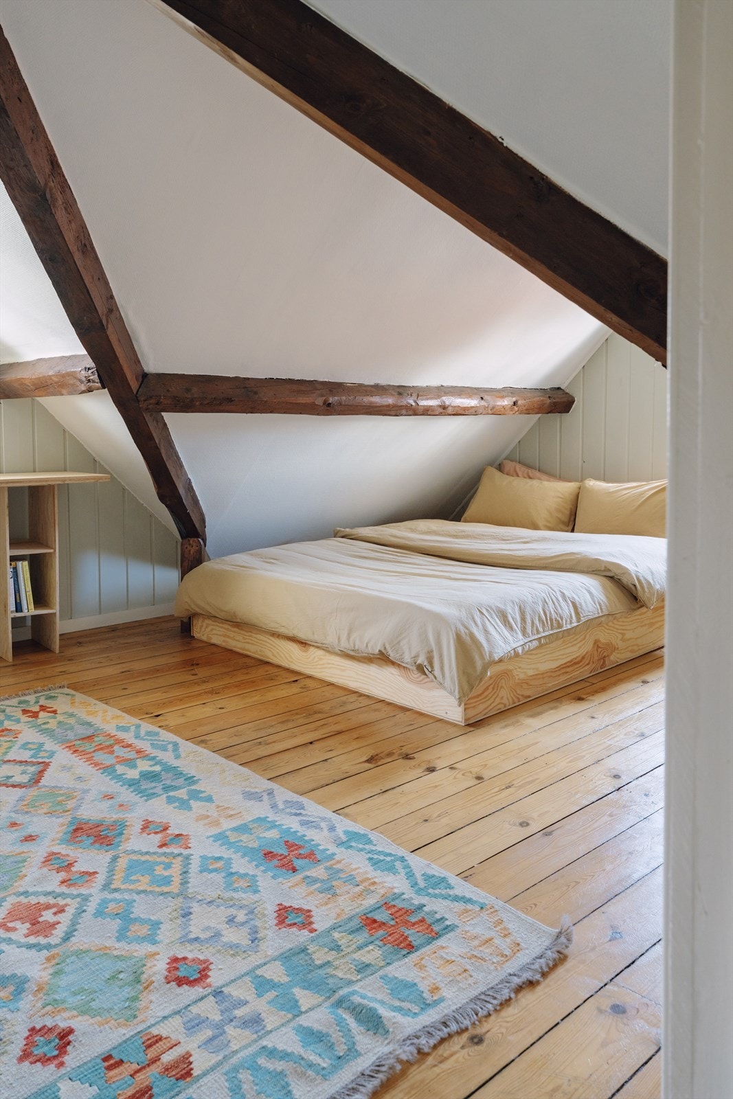 Loftsetasjen egner seg perfekt som gjesterom, hjemmekontor, hobbyrom eller ekstra oppbevaringsplass, alt etter hva fine behov skulle være. Galleribilde