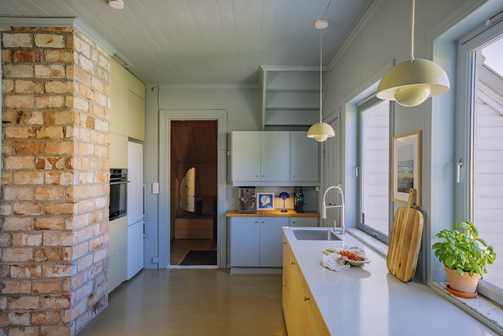 Underlimt vask, og fleksibel kjøkkenarmatur. Galleribilde