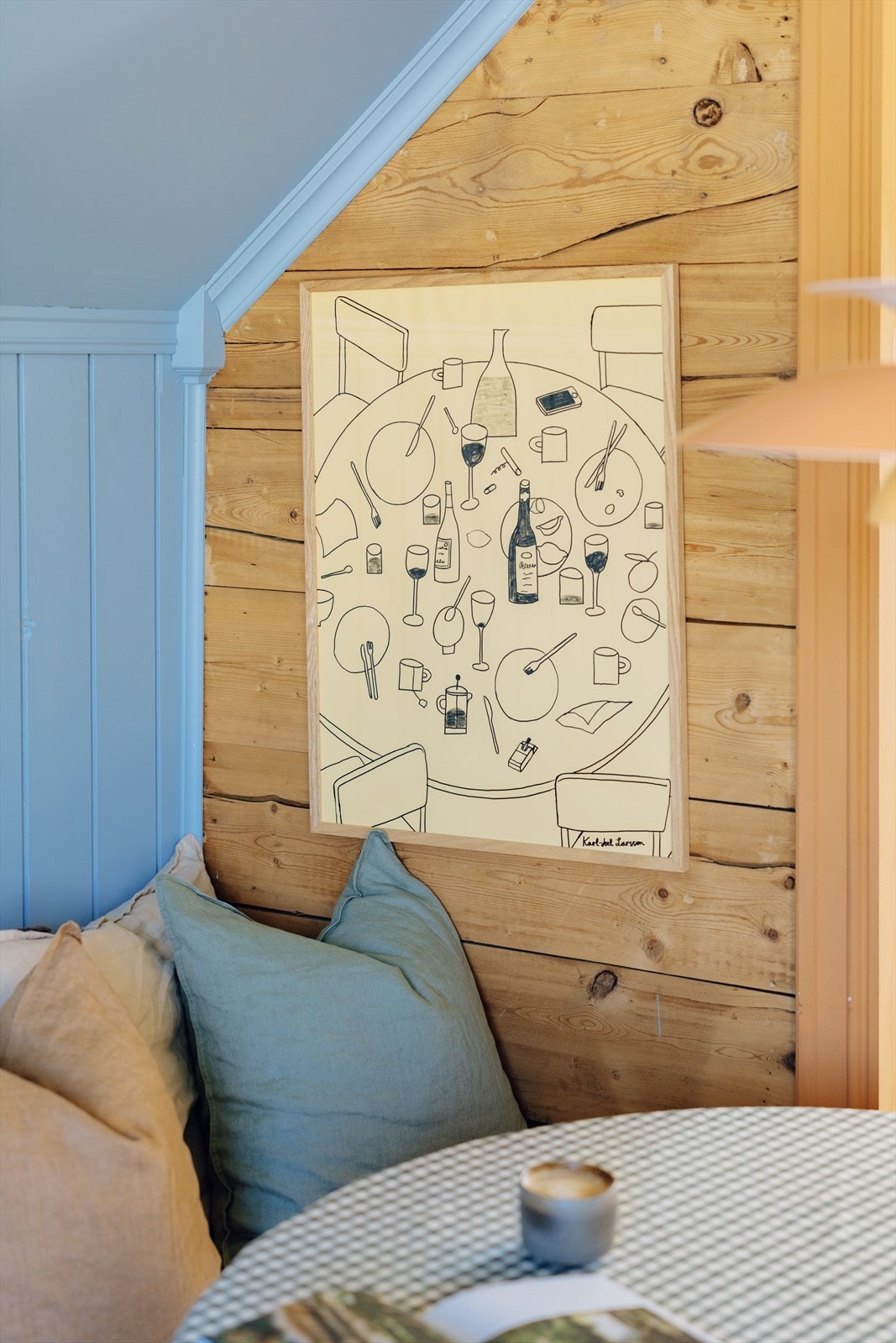 Blåfargen på veggene harmonerer fint med den originale, synlige tømmerveggen. Galleribilde