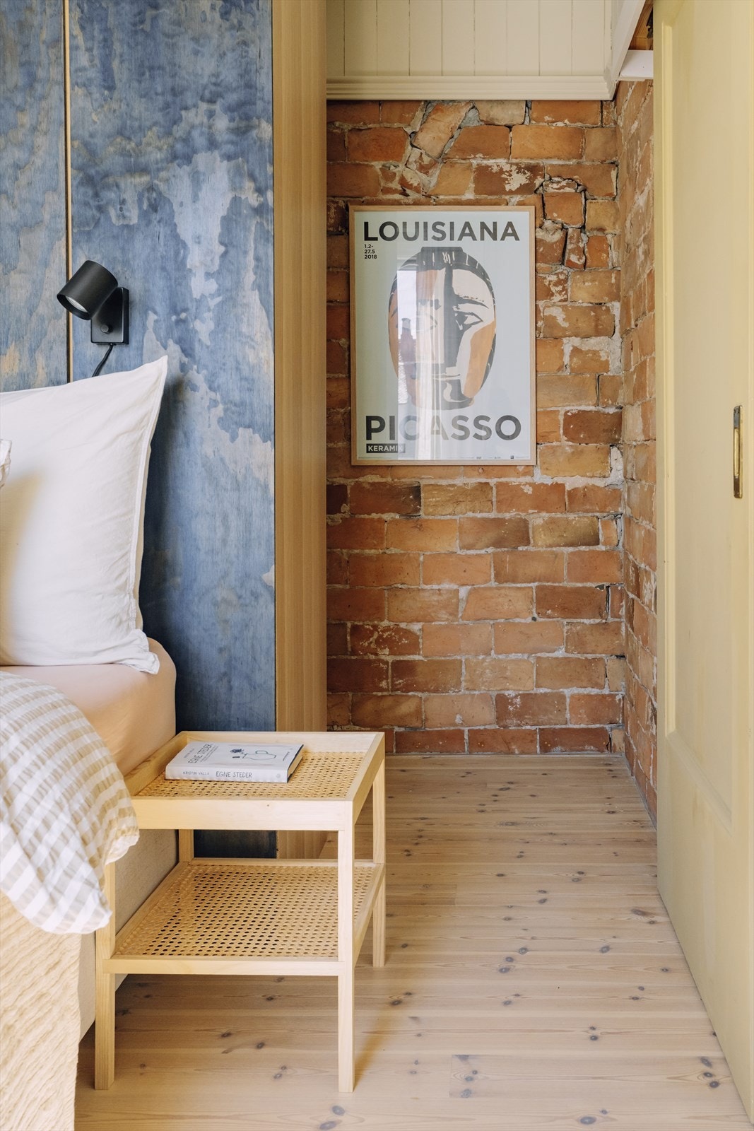 Bak sengen er det laget en praktisk og funksjonell løsning med walk-in garderobe. Galleribilde