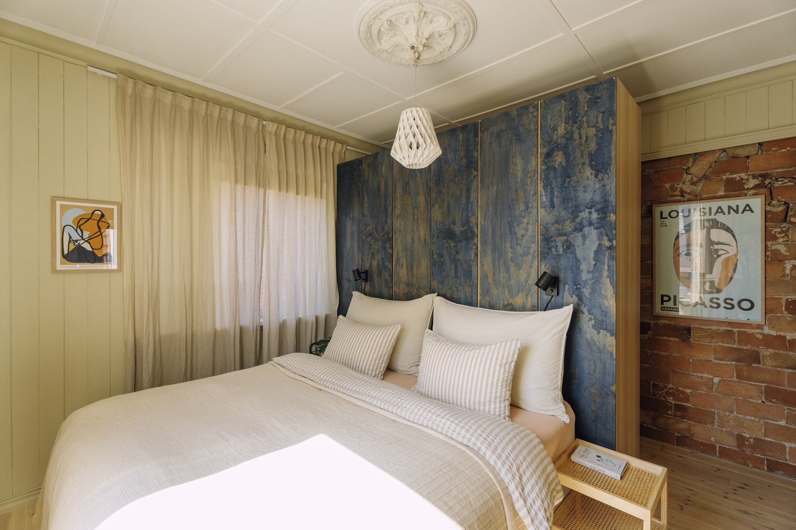 Soverommets størrelse gir rom for både stor seng og nattbord. Galleribilde