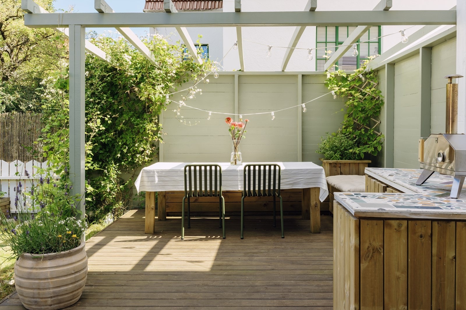 Trivelig felles hageområde for begge seksjoner, med en solrik terrasse og gressplen. Galleribilde