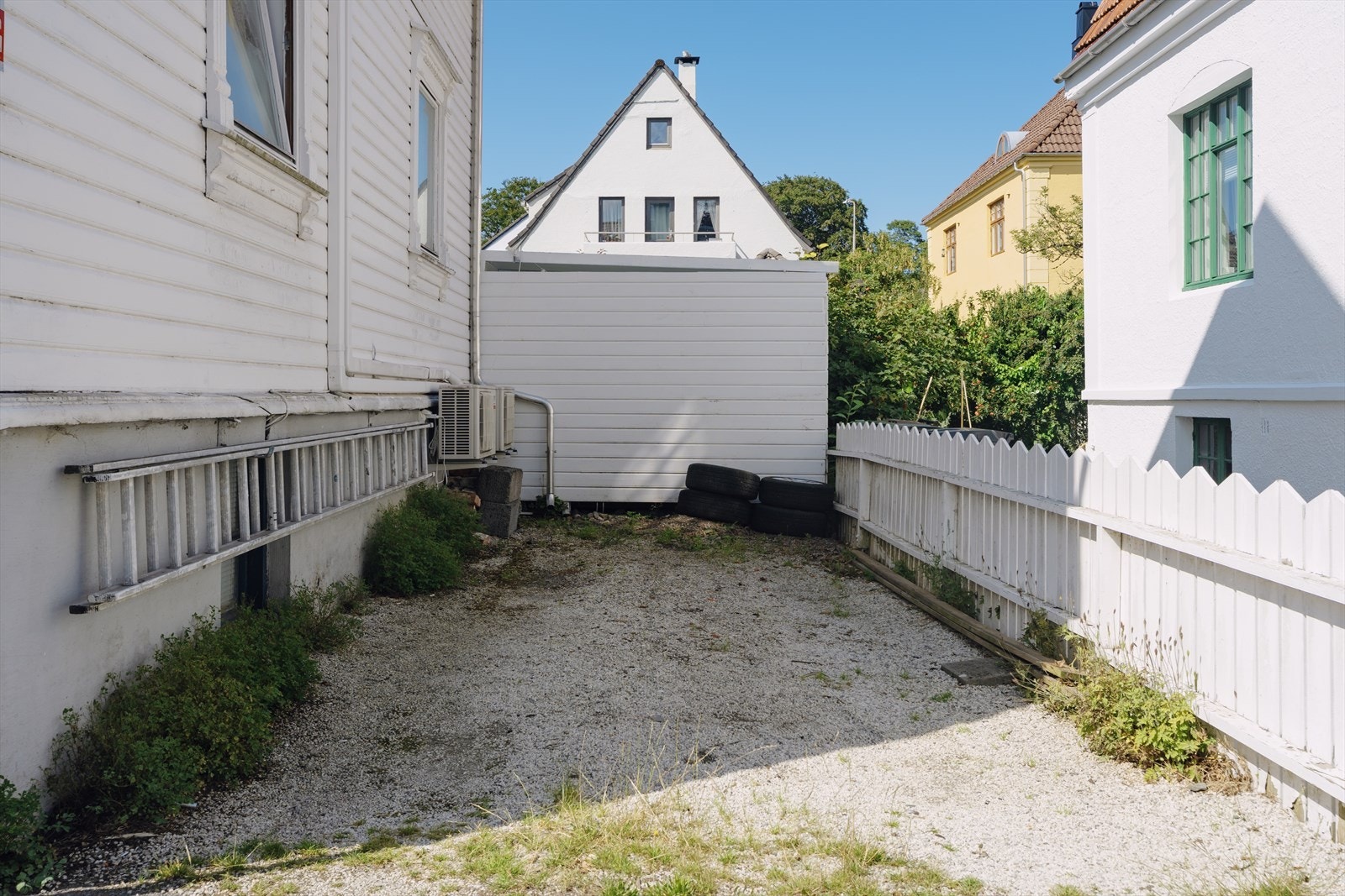 Biloppstillingsplass deles med nabo i 1. etasje. Pr. i dag benyttes den kun av denne leiligheten. Galleribilde