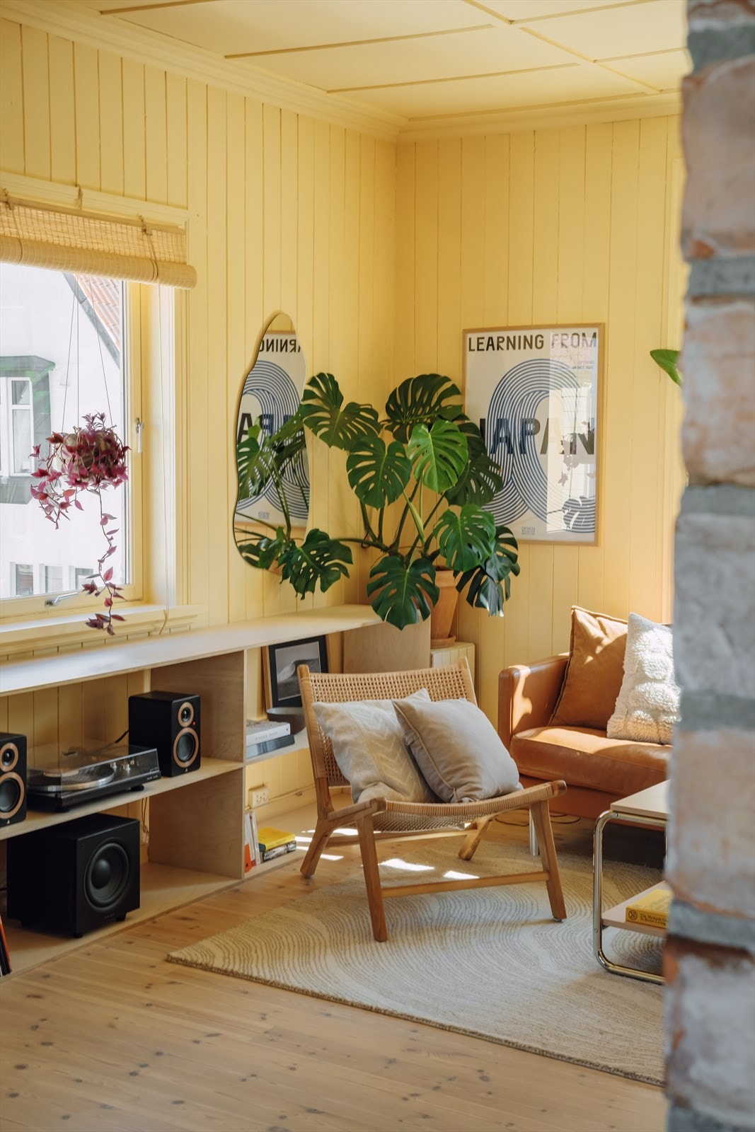 Her er det vakre detaljer som generøs takhøyde, takstukkatur og furugulv, kombinert med nøye gjennomførte fargevalg som skaper en trivelig atmosfære. Galleribilde