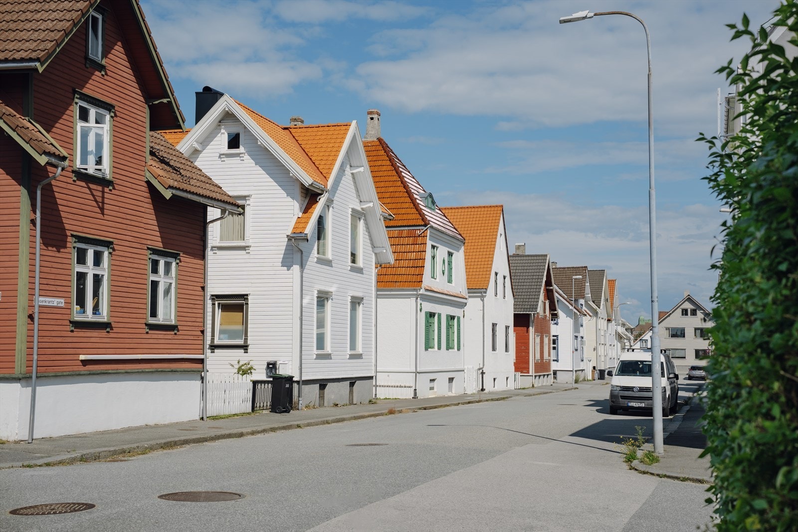 Det er parkering i gate etter gjeldende bestemmelser (sone). Galleribilde