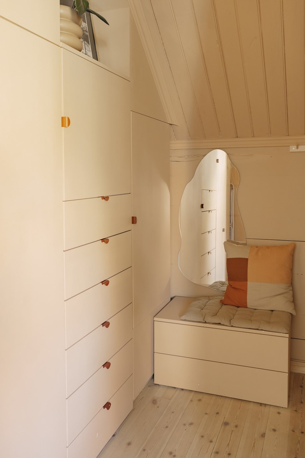 Det første som møter deg er en innbydende entré med plass til å henge fra seg yttertøy og sko. Galleribilde