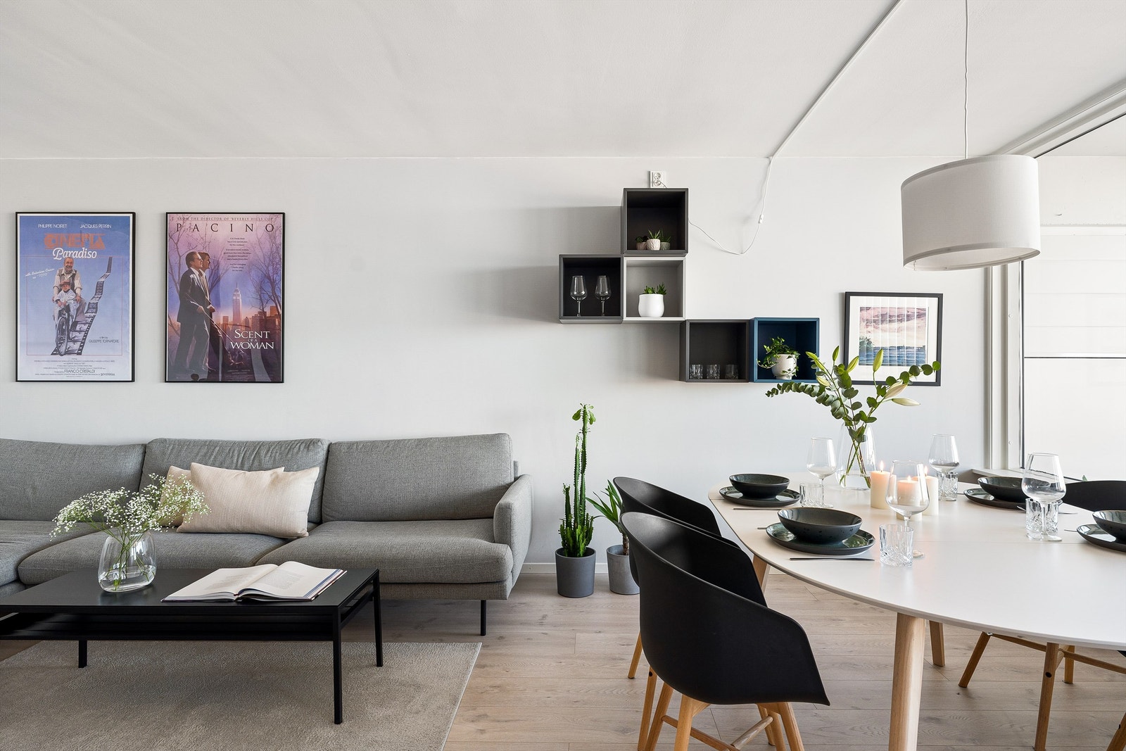 Stuen er romslig med god plass til stort spisebord og sofagruppe. Galleribilde