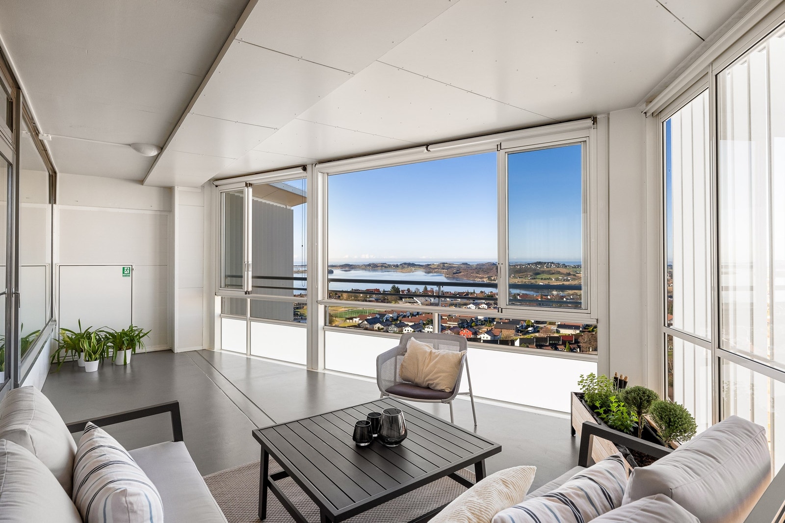 Innglassingen kan lett skyves til side om du ønsker å åpne opp om sommeren. Galleribilde