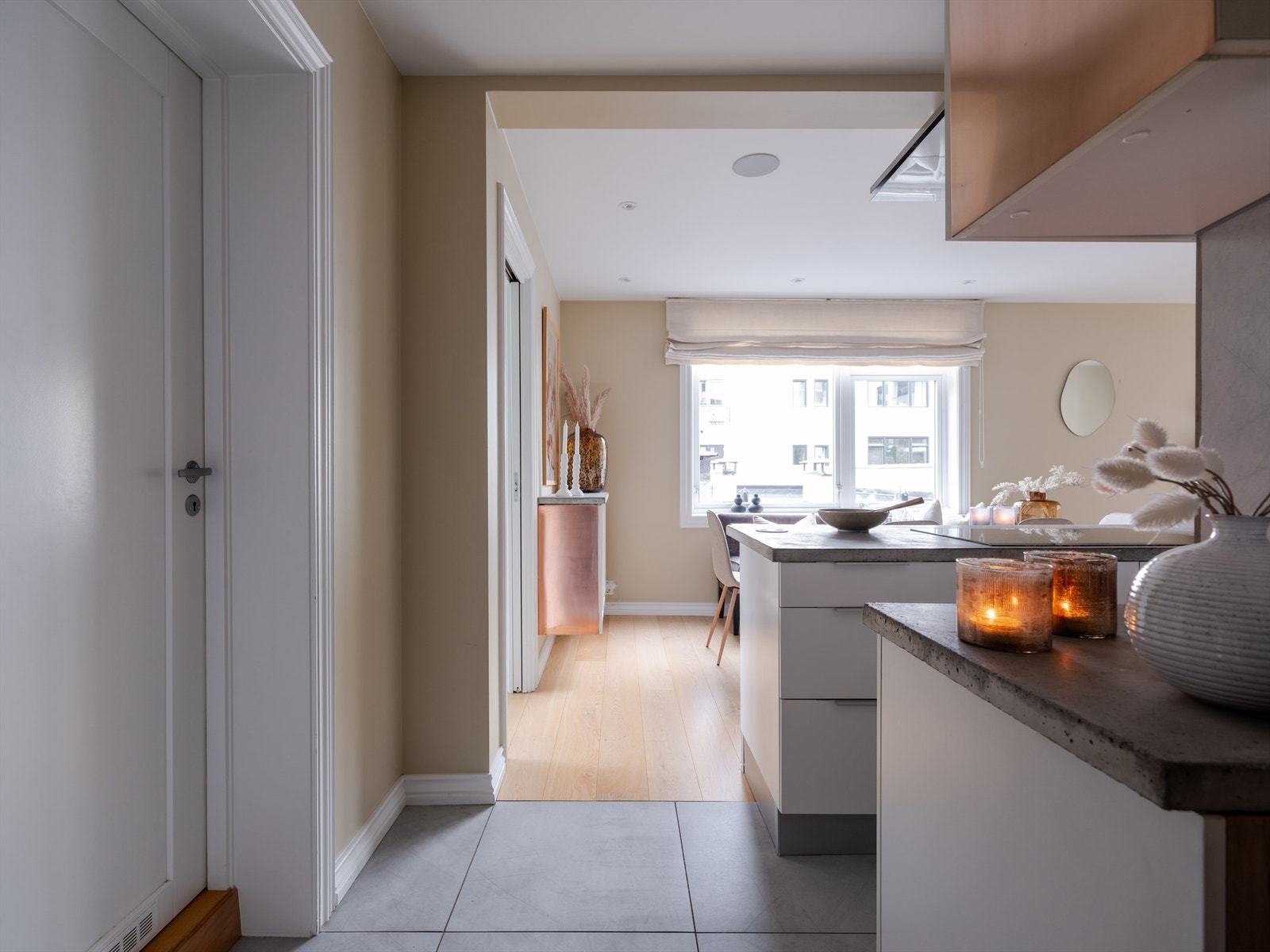 Praktisk entré i tilknytning til alle rom i leiligheten. Galleribilde