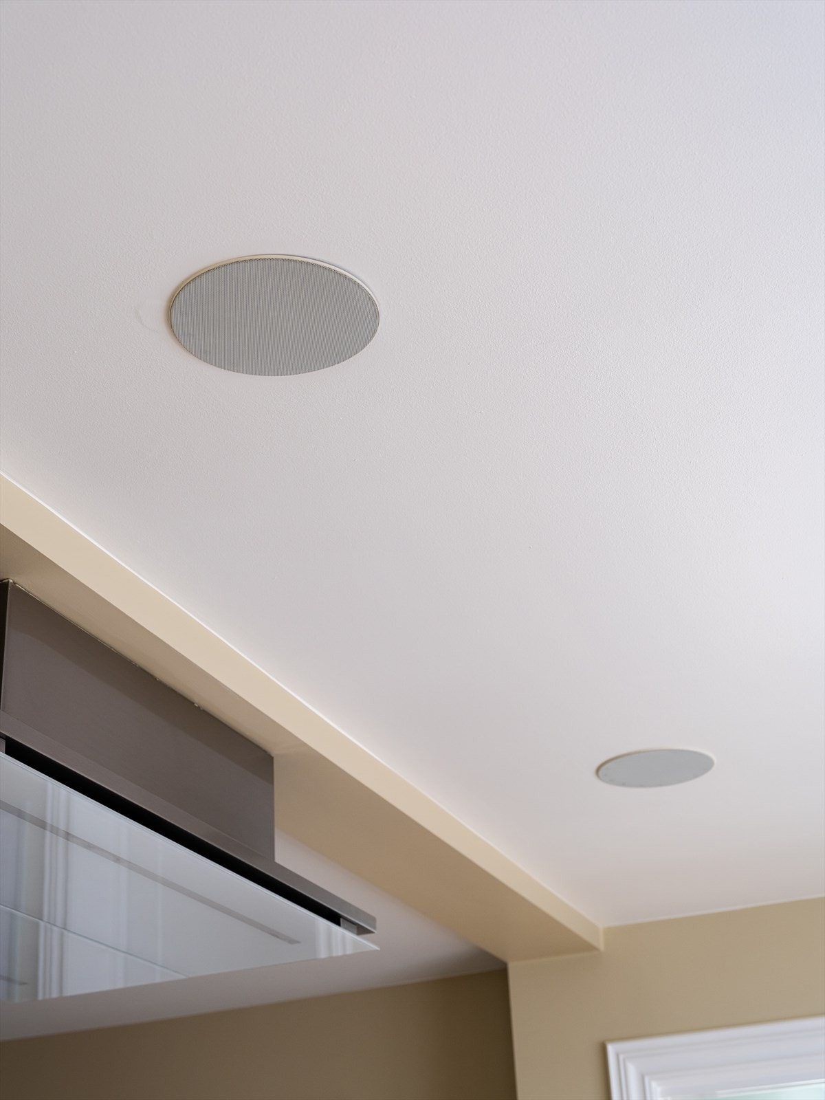 Det er integrerte høyttalere i tak. Galleribilde