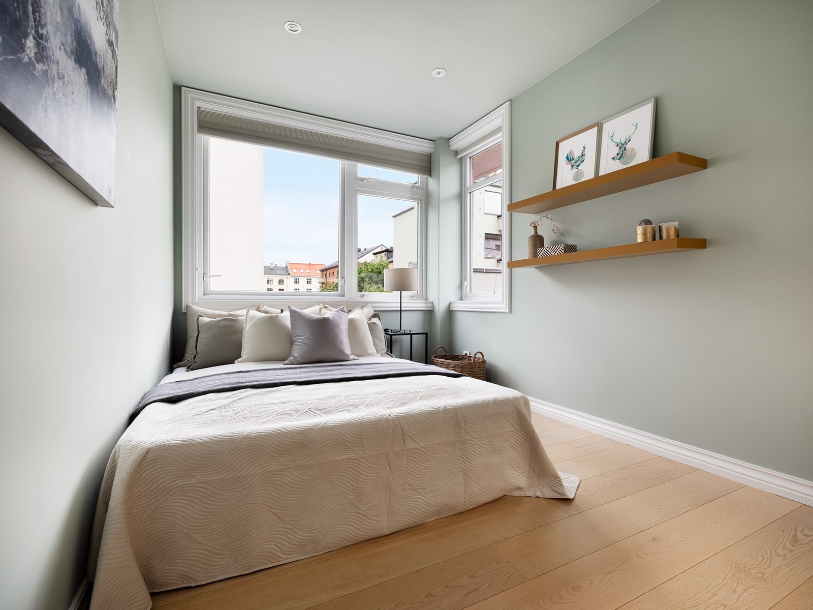 Soverommet har plass til dobbeltseng, nattbord og garderobeskap. Galleribilde