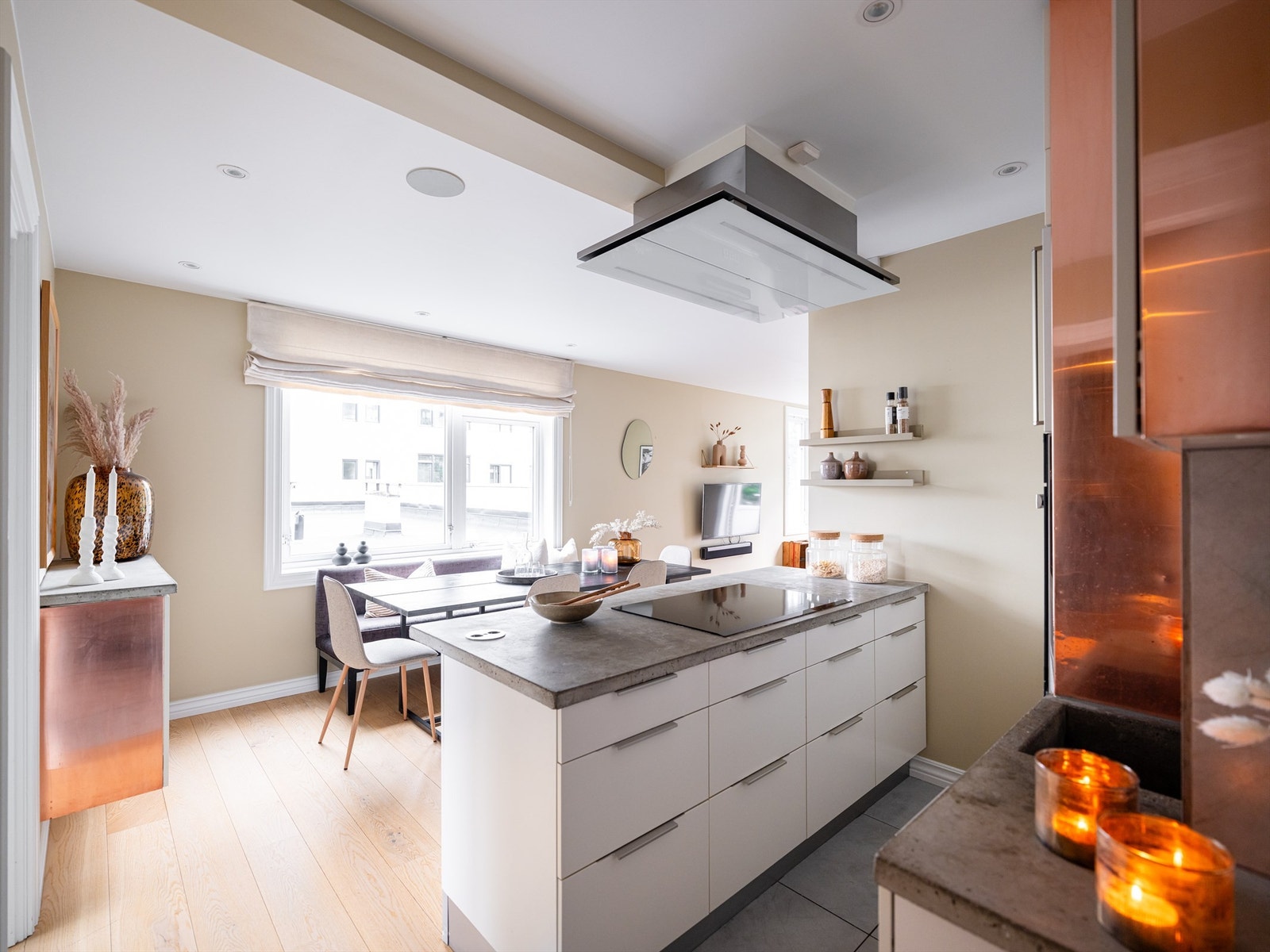 Det er benkeplate av plasstøpt betong og kobberplater som gir kjøkkenet et tøft preg. Galleribilde