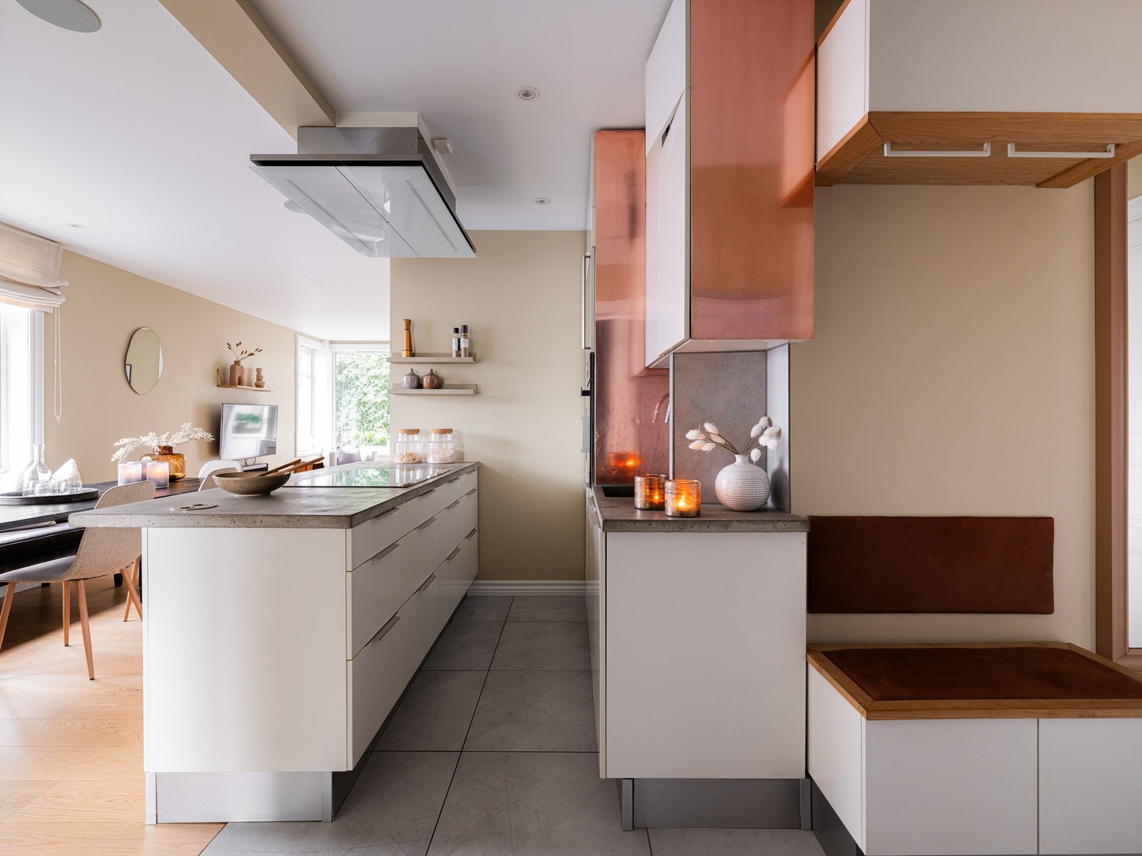 Det er kjøkkeninnredning fra HTH med slette fronter fra 2015 Galleribilde