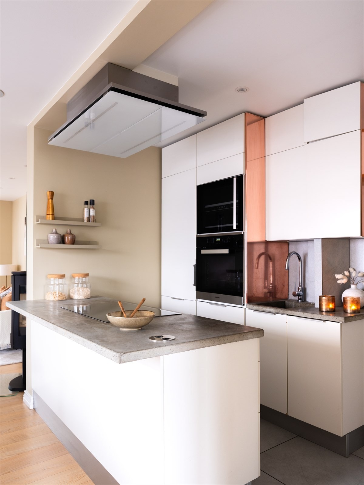 Kjøkkenet har Integrerte hvitevarer fra Miele: Komfyr, oppvaskmaskin og kjøleskap samt vinkjøler. Galleribilde