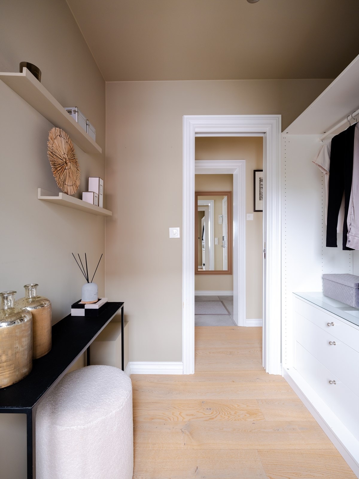 Leilighetens tredje rom er i dag brukt som walk-in closet i kombinasjon med kontor. Galleribilde