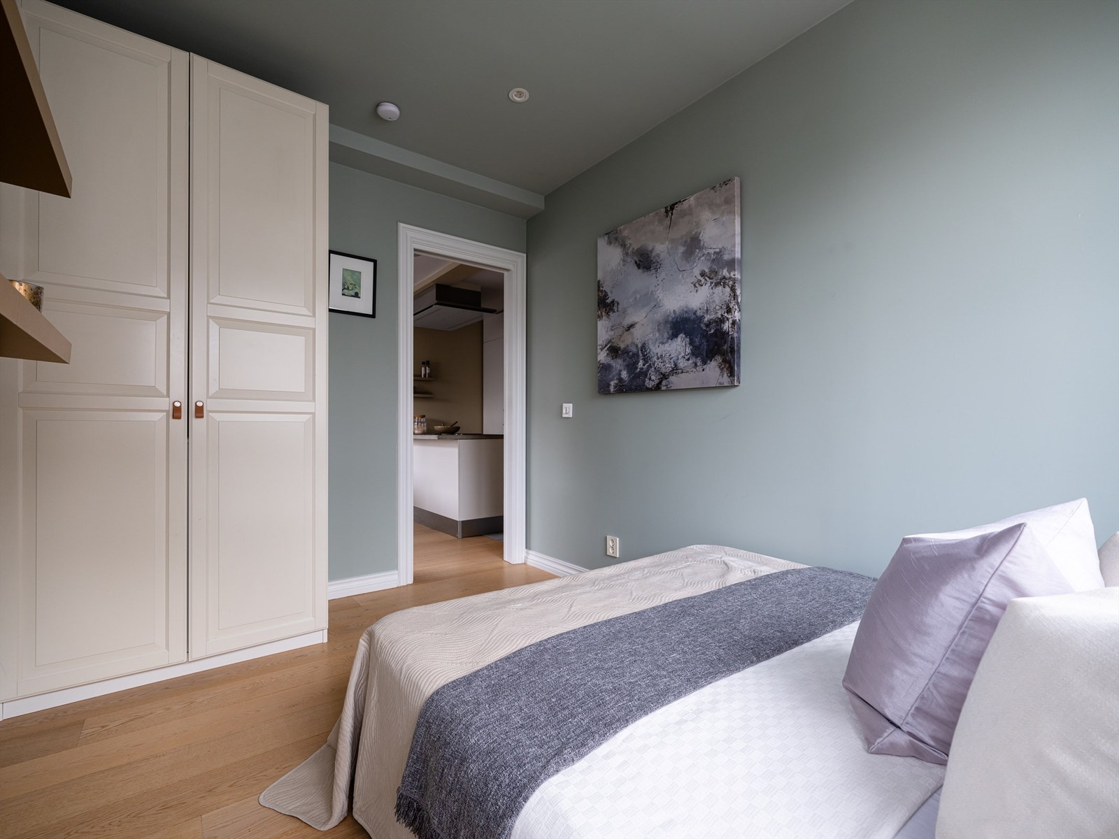 Leilighetens hovedsoverom er av fin størrelse med store vindusflater fra to sider. Galleribilde