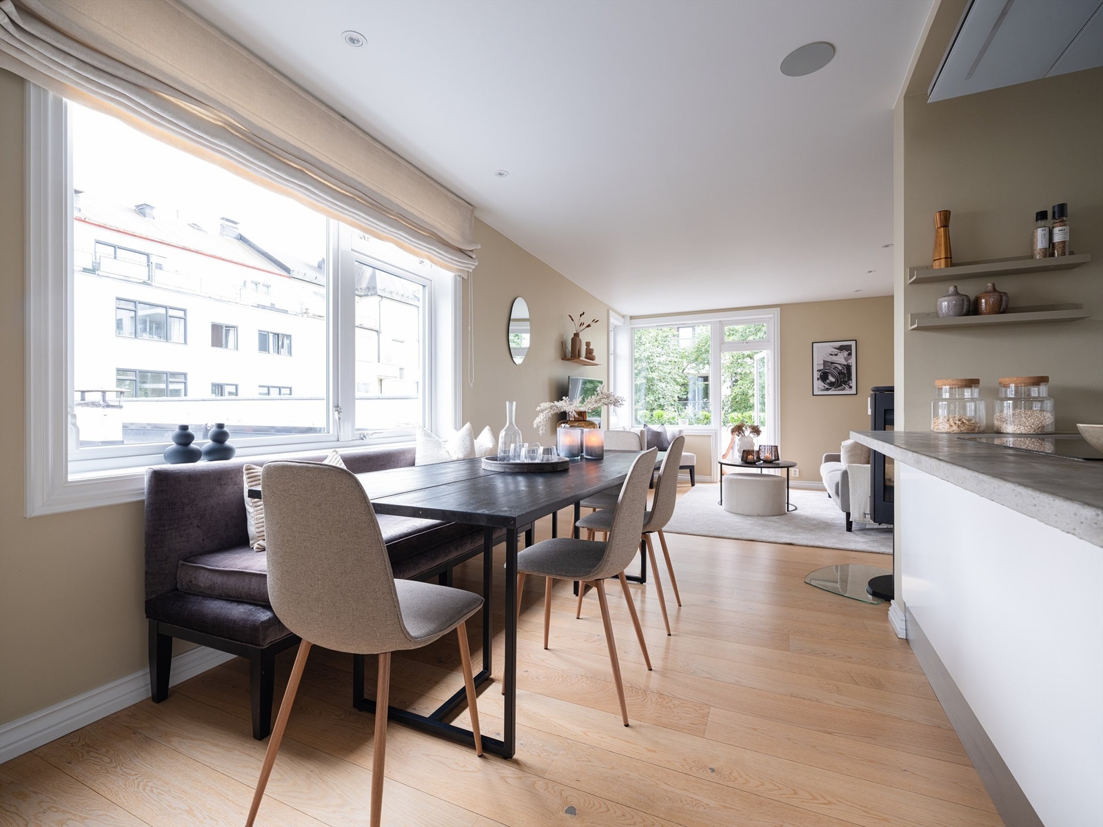 Lys og romslig stue med store vindusflater som slipper inn rikelig med dagslys fra to sider. Galleribilde