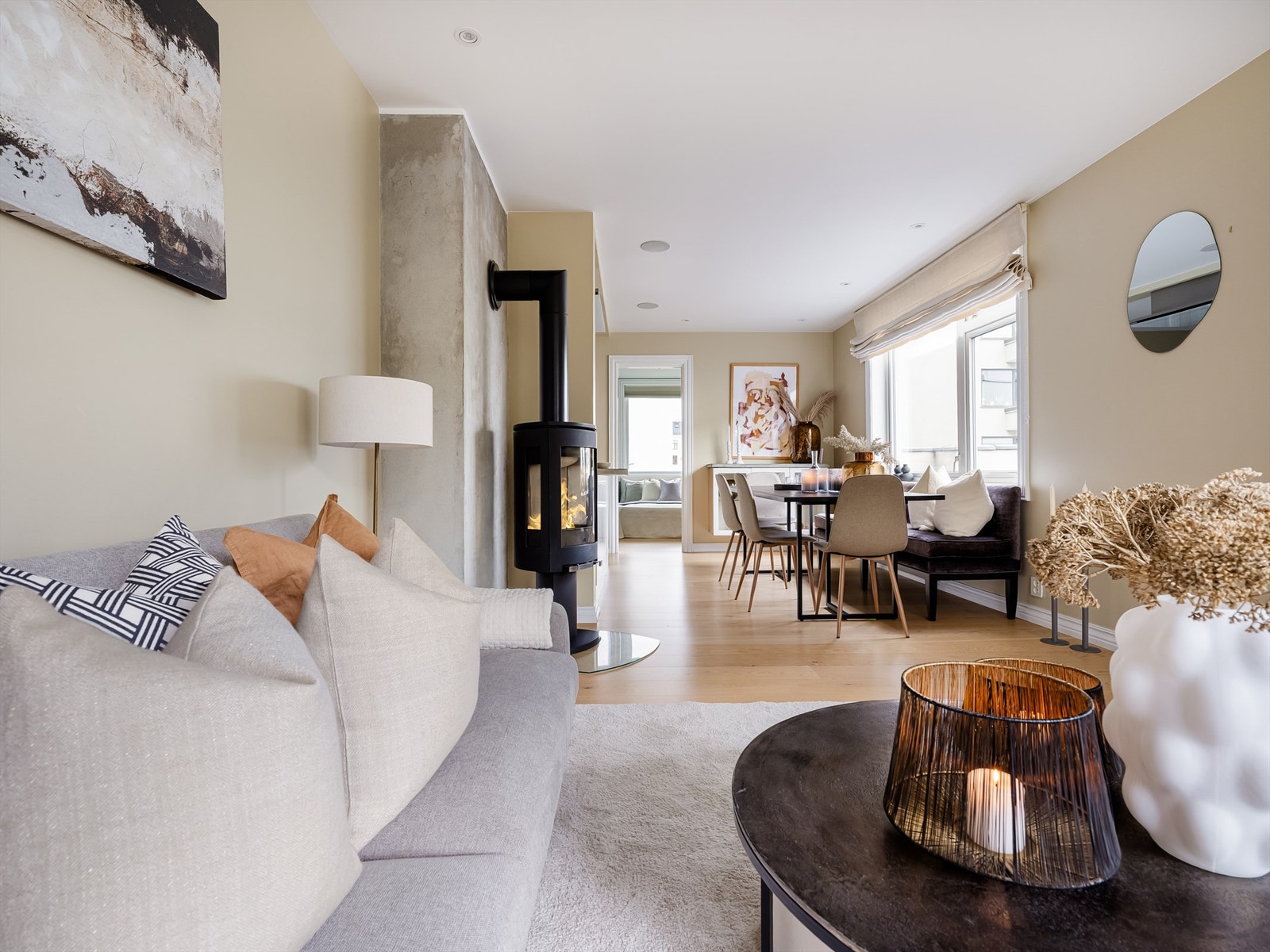 Stuen ble malt i 2022 i en lun og varm farge. Galleribilde