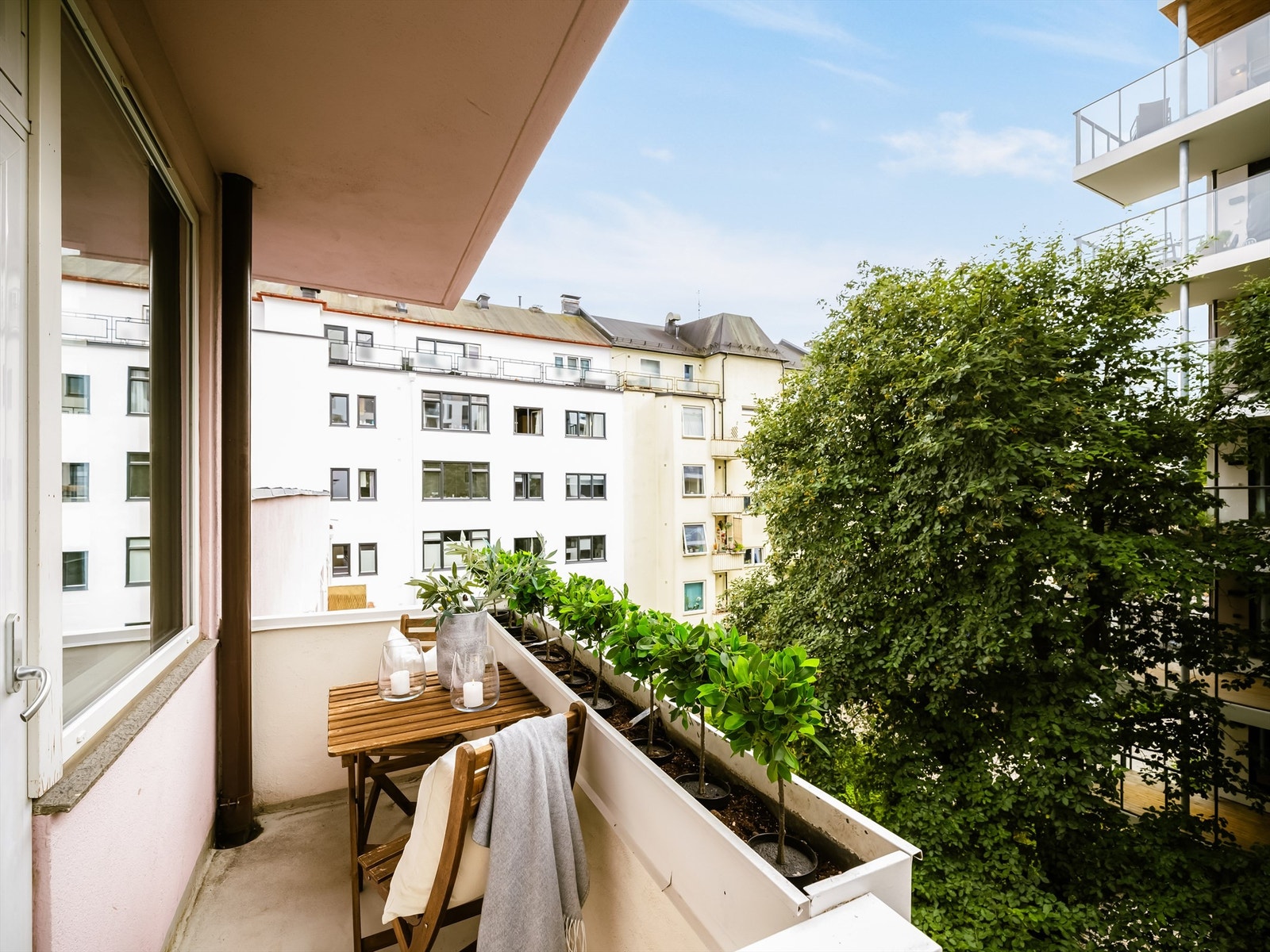 Sydvestvendt balkong med sol på formiddag og kveld. Galleribilde