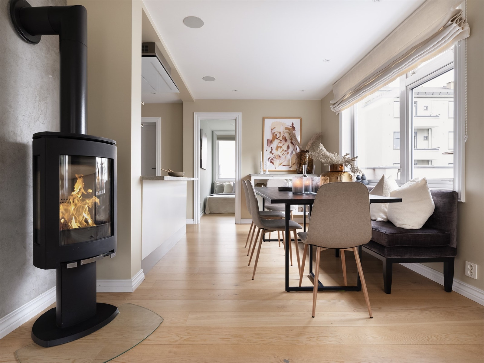 Rommet har god plass til både sofagruppe og spisebord, og den delvis åpne kjøkkenløsningen bidrar til en luftig og sosial planløsning. Galleribilde