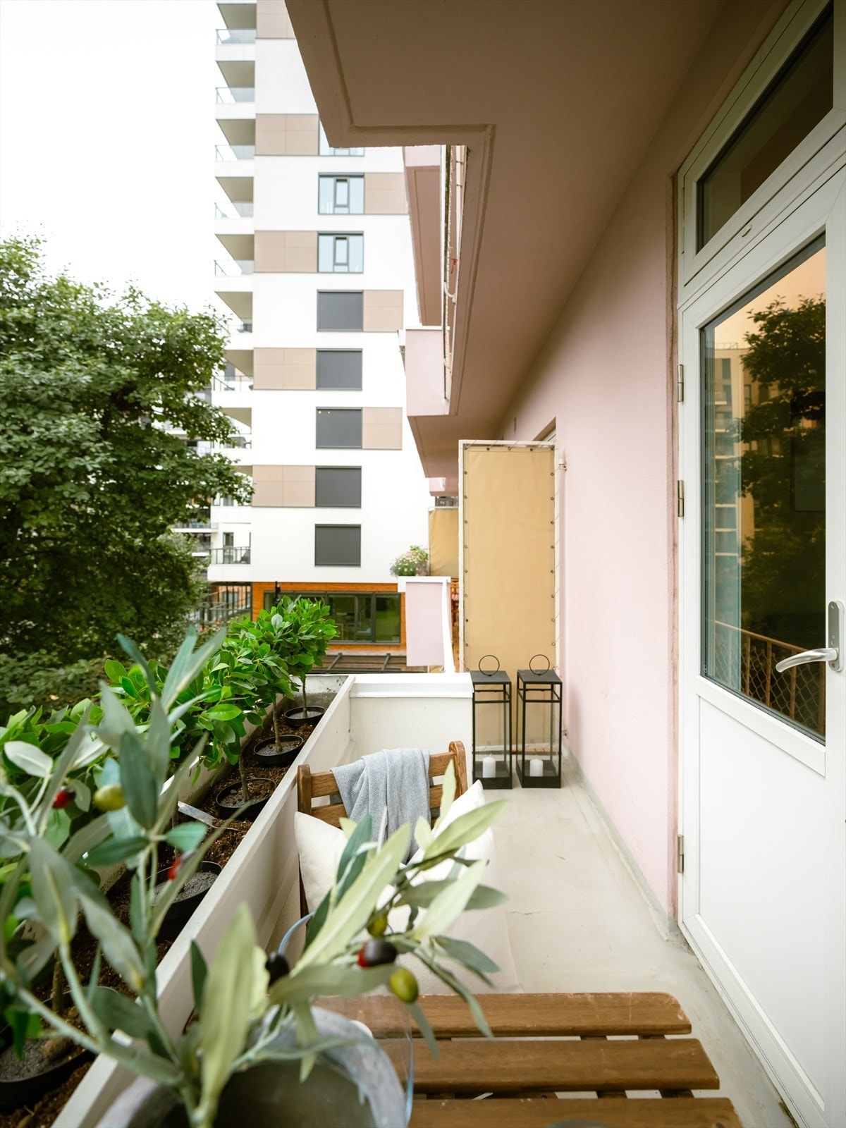 Fra stuen er det utgang til en overbygget balkong på 3 kvm med plass til sittegruppe. Galleribilde