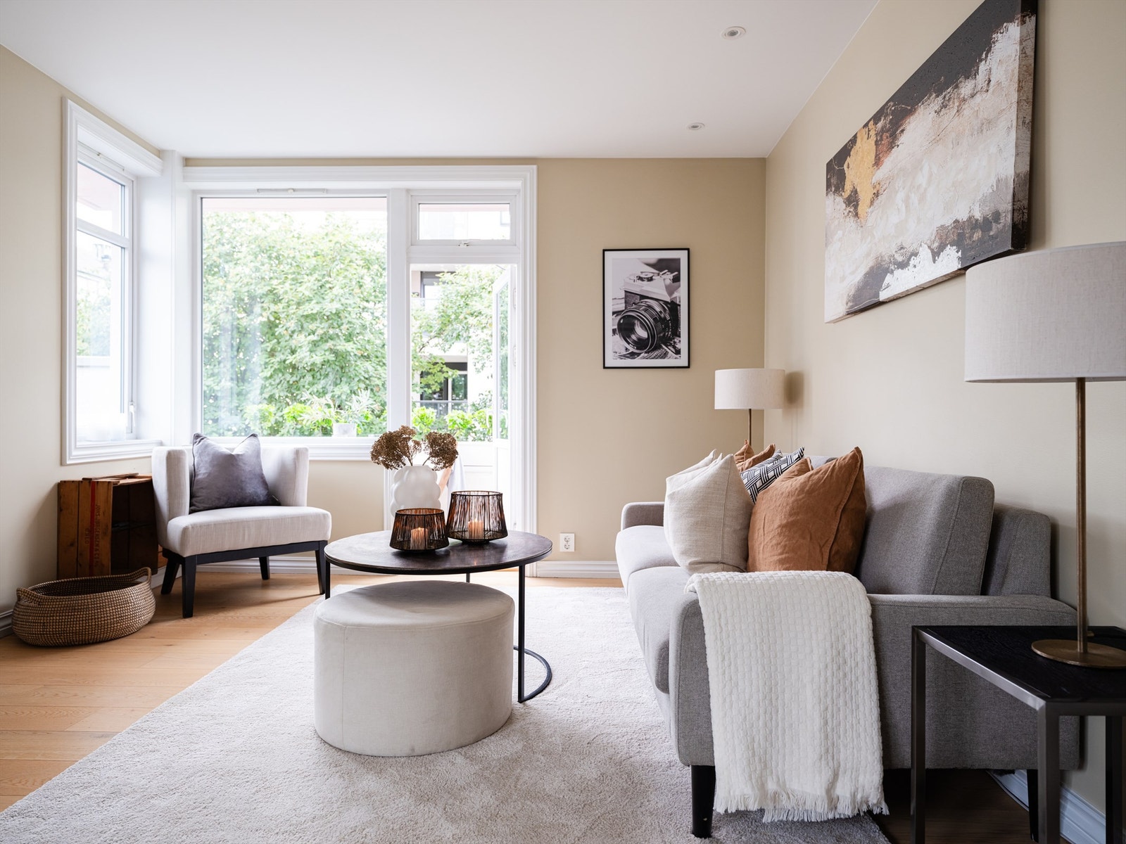 Leiligheten ble renovert i 2015 hvor solide og stilfulle materialvalg går igjen i hele boligen. Galleribilde