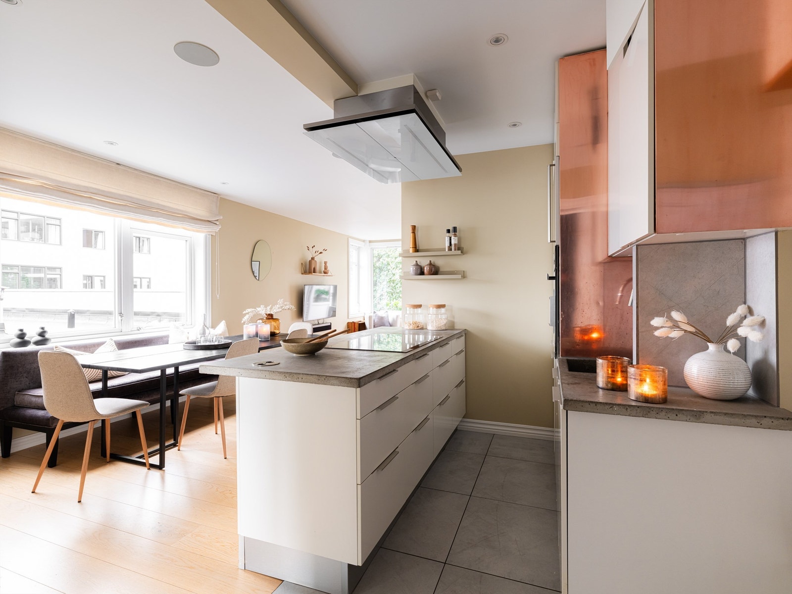 En svært innholdsrik 4-roms med tilbaketrukket, men sentral beliggenhet på Majorstuen. Galleribilde