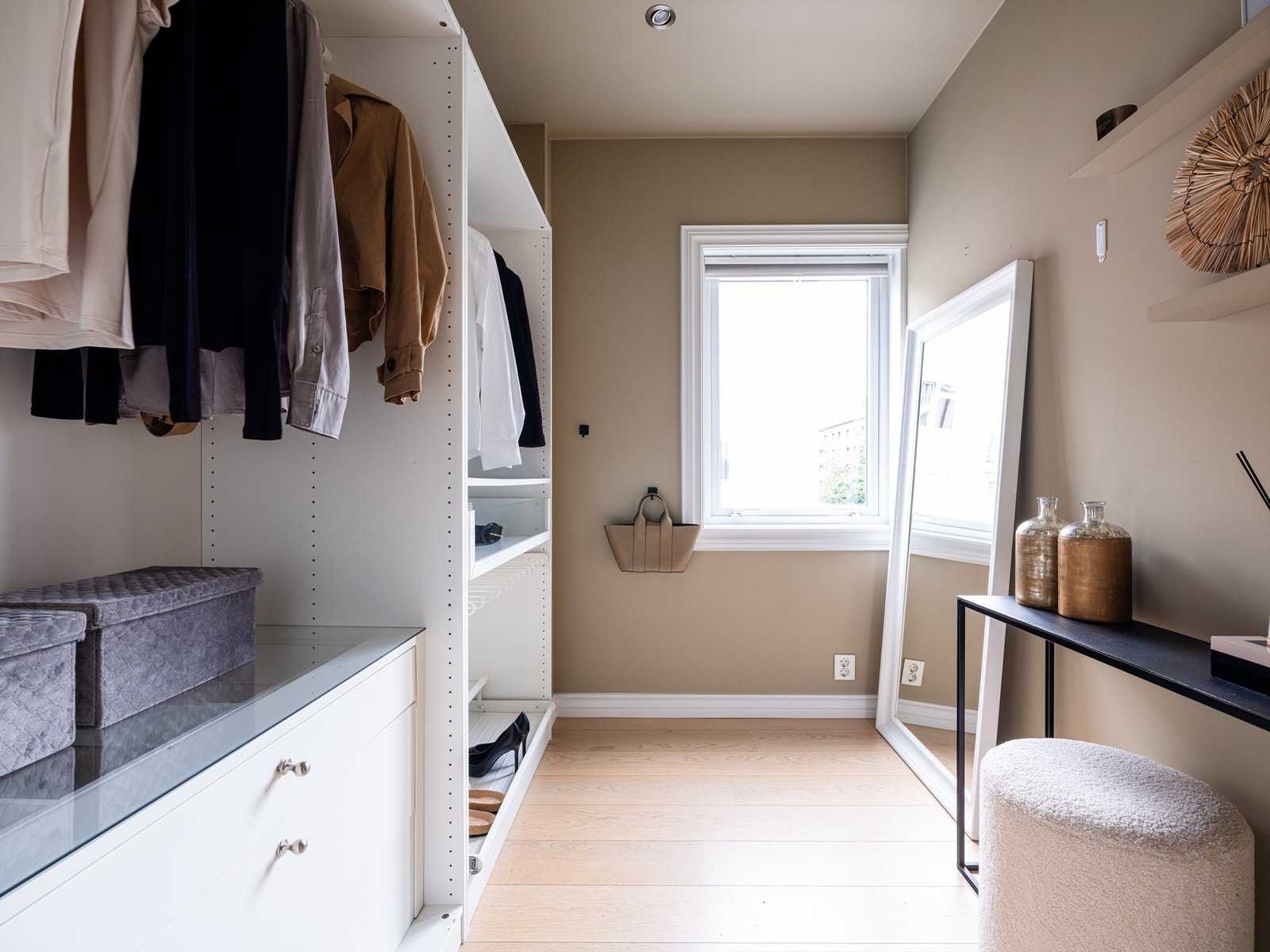 Dette rommet har både vindu og naturlig ventilasjon, og kan i utgangspunktet benyttes som soverom. Samtidig gjøres det oppmerksom på at rommets størrelse er under dagens anbefalte minimumsmål. Galleribilde