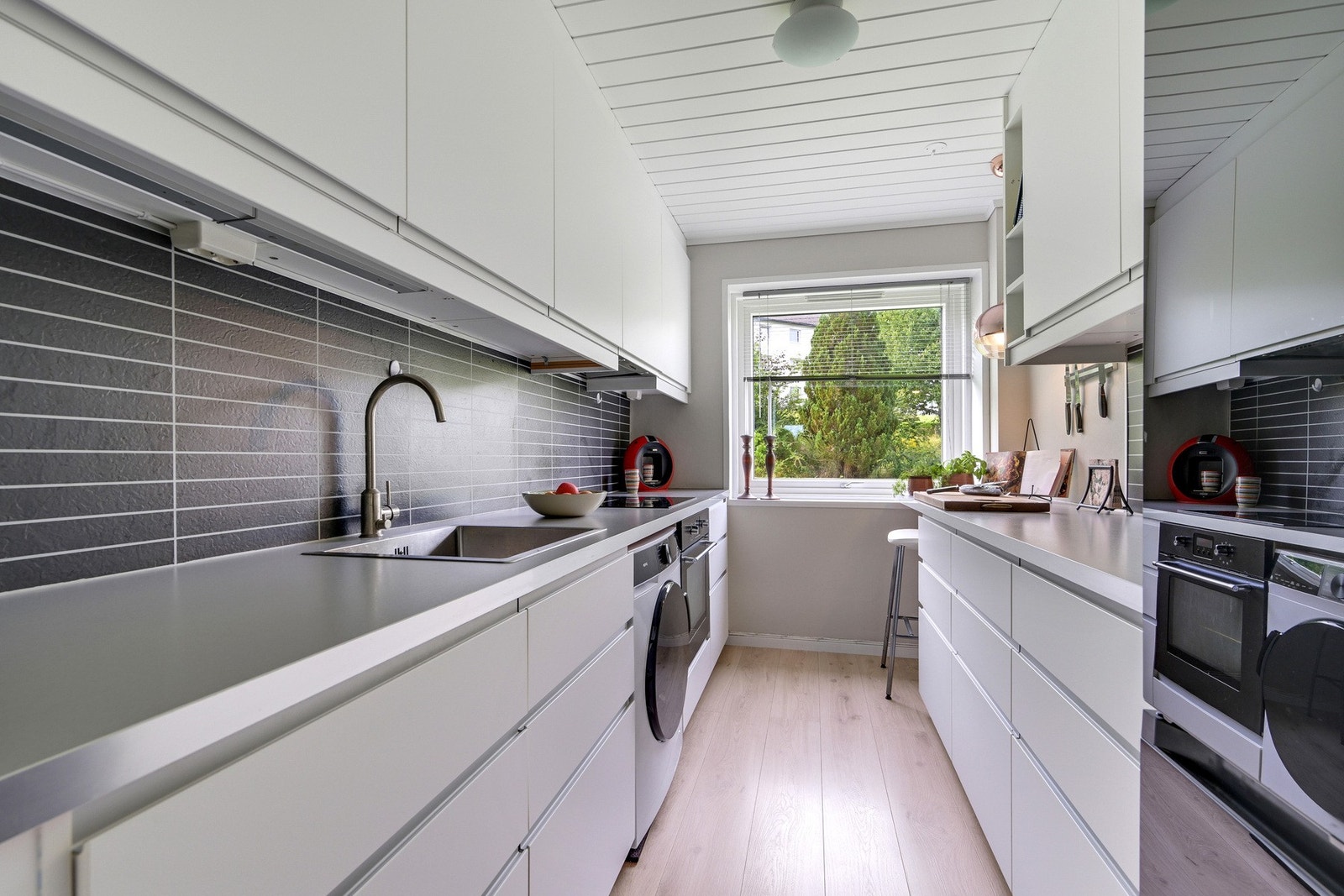 Ikea innredning fra 2014 og godt med benkeplass Galleribilde