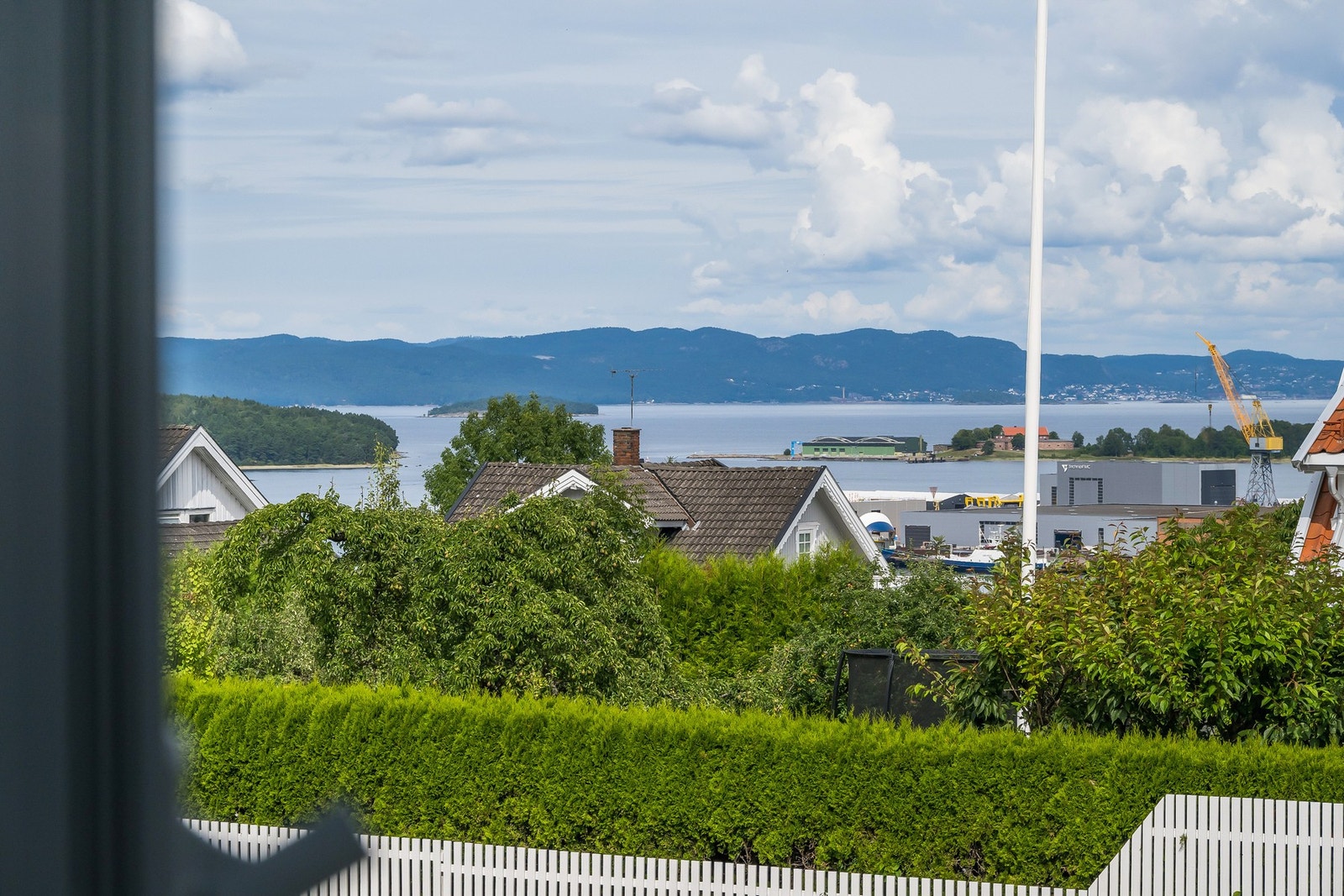 Fra leilighetens innglassede balkongen er det utsikt ned mot indre havn og fjorden Galleribilde