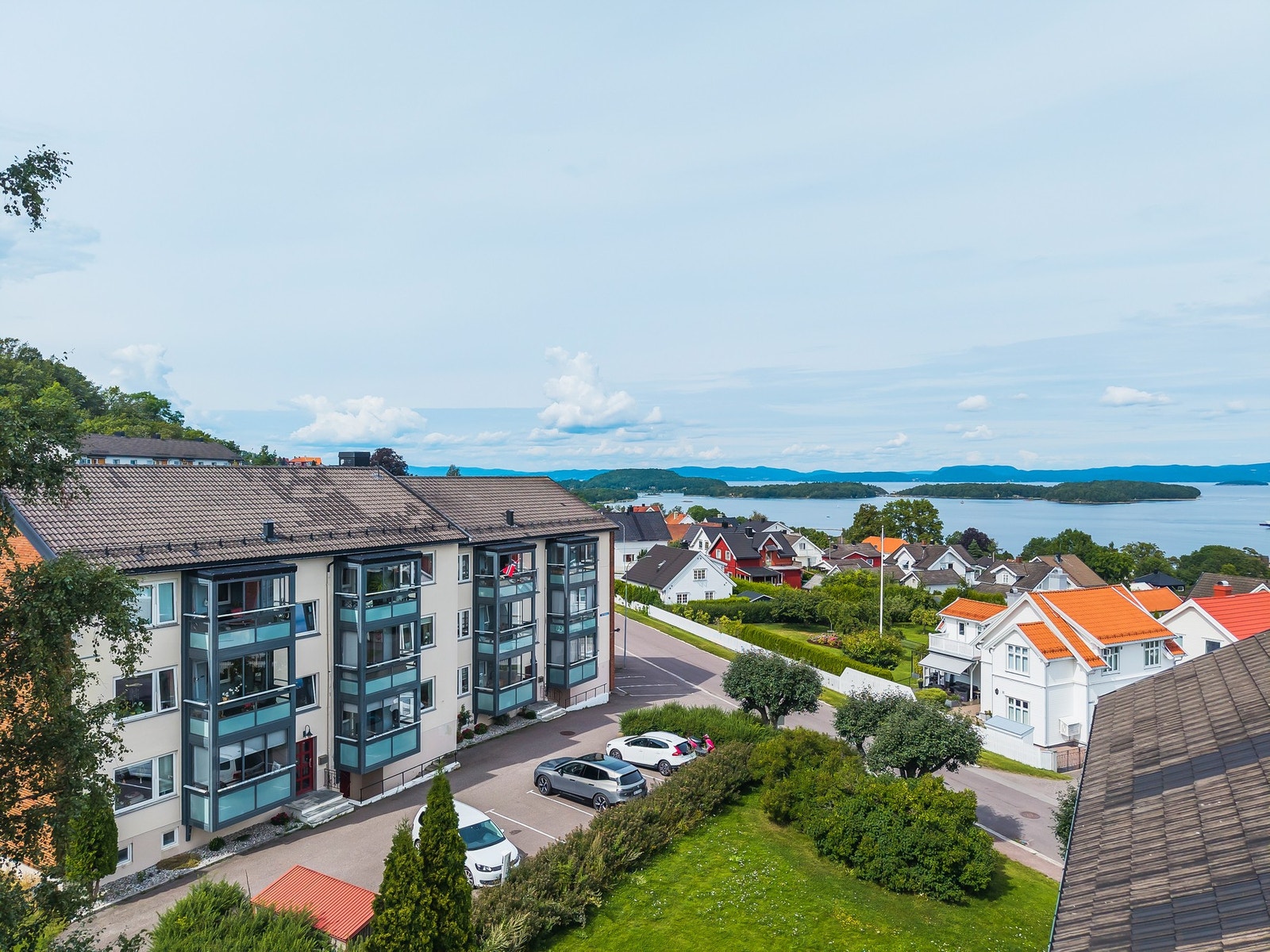 Her ser vi et dronebilde av fasaden og Indre havn til høyre i bildet Galleribilde