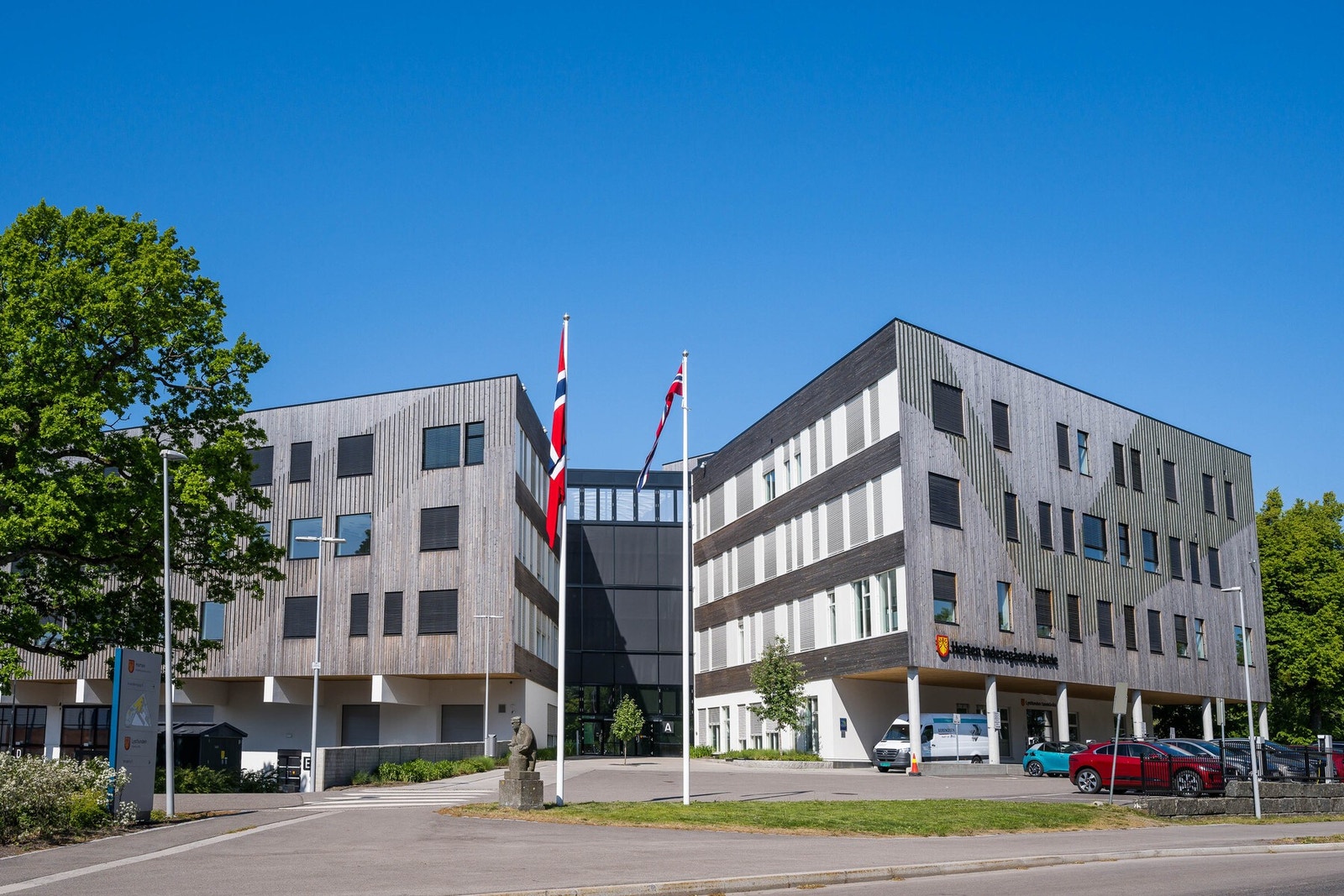 Rett ved Indre Havneby og Hortenskanalen finner vi Horten Videregående skole Galleribilde