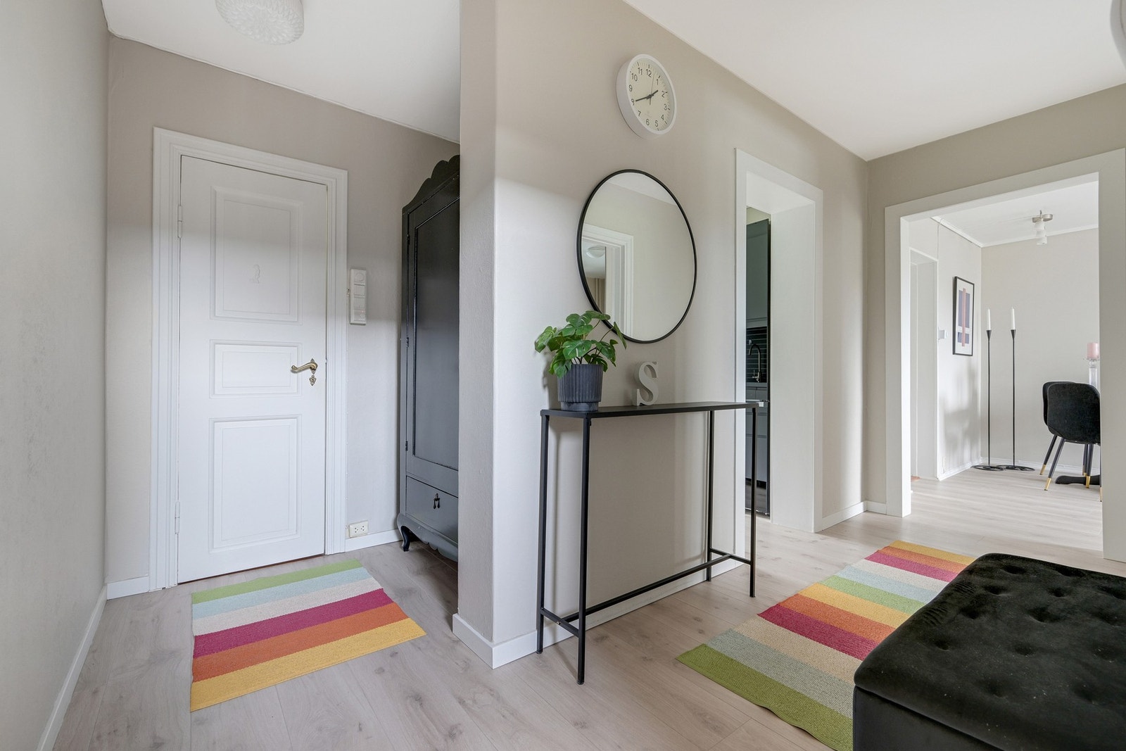 Entre med plass for garderobe Galleribilde