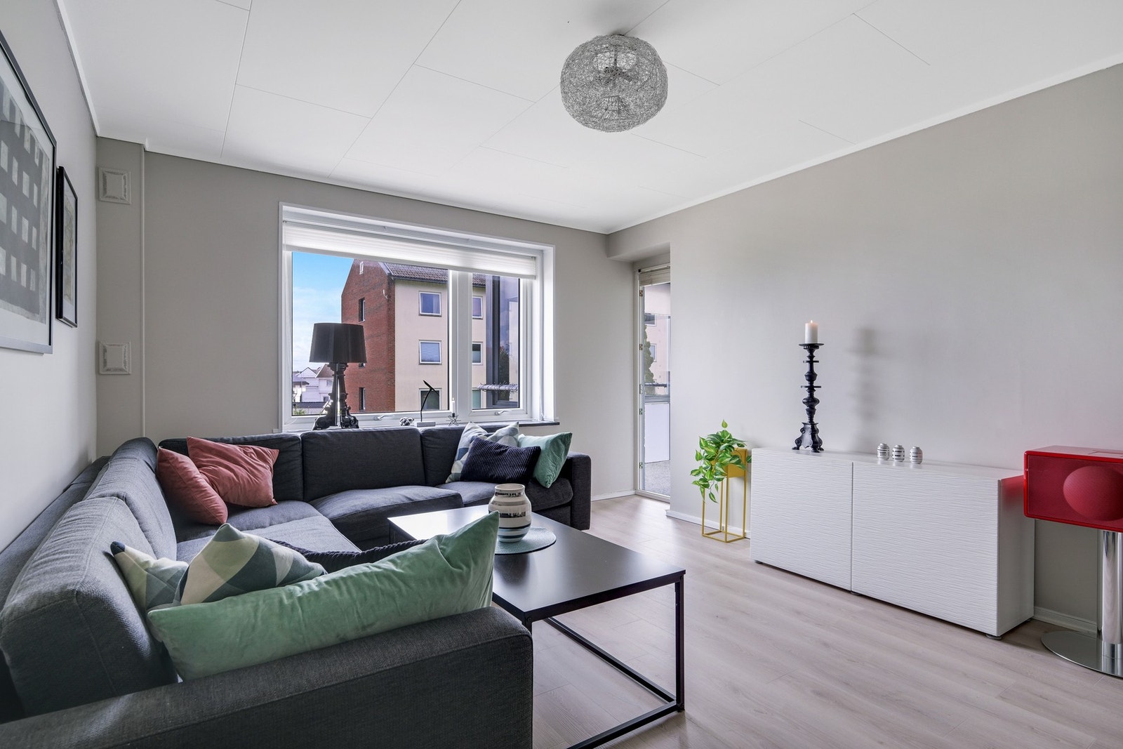 Fra stua er det utgang til den innglassede balkongen Galleribilde