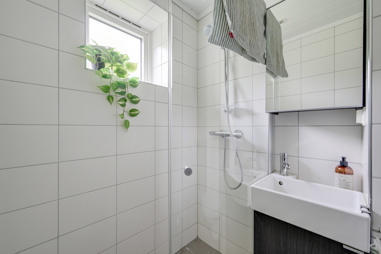 Dusjhjørne med foldedør - kjekt også med vindu på badet Galleribilde