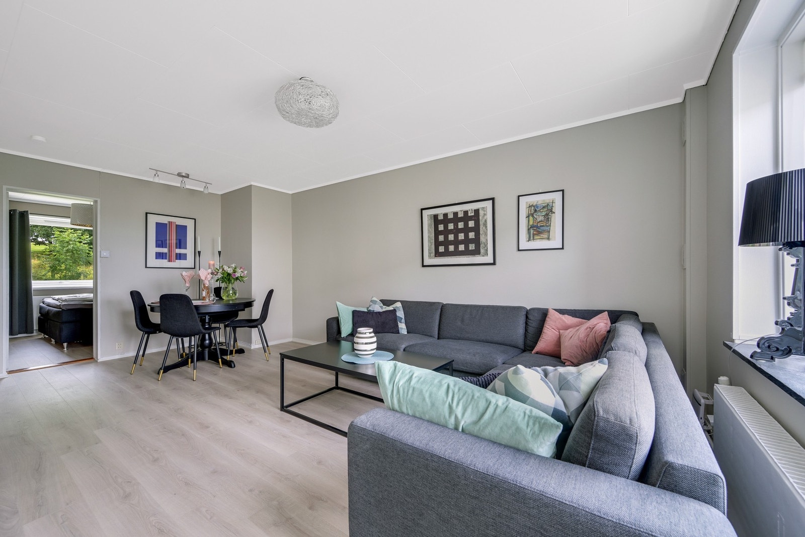Det er god plass for både spisestue og sofa Galleribilde
