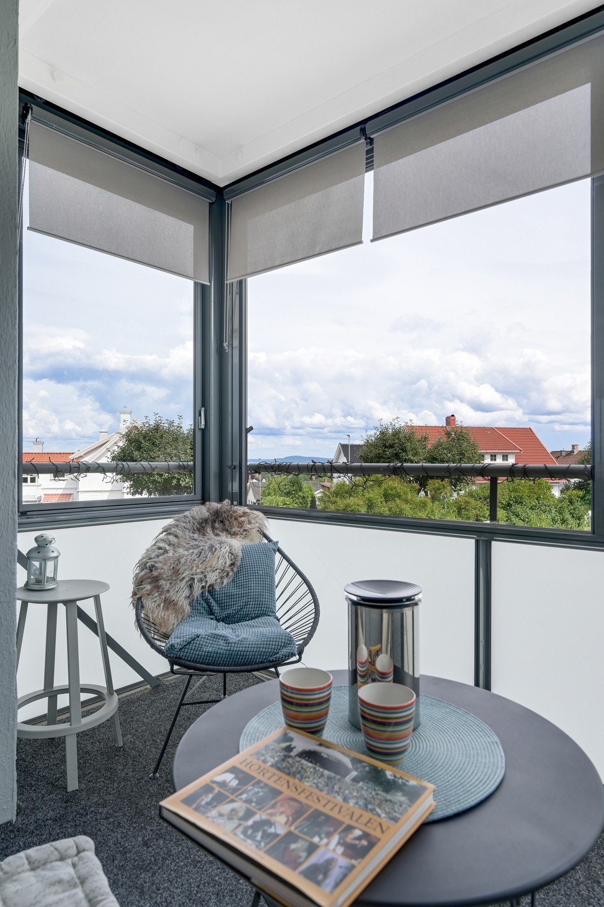 Solskjerming og kort vei til kjøkkenet for påfyll av kaffe.... Galleribilde