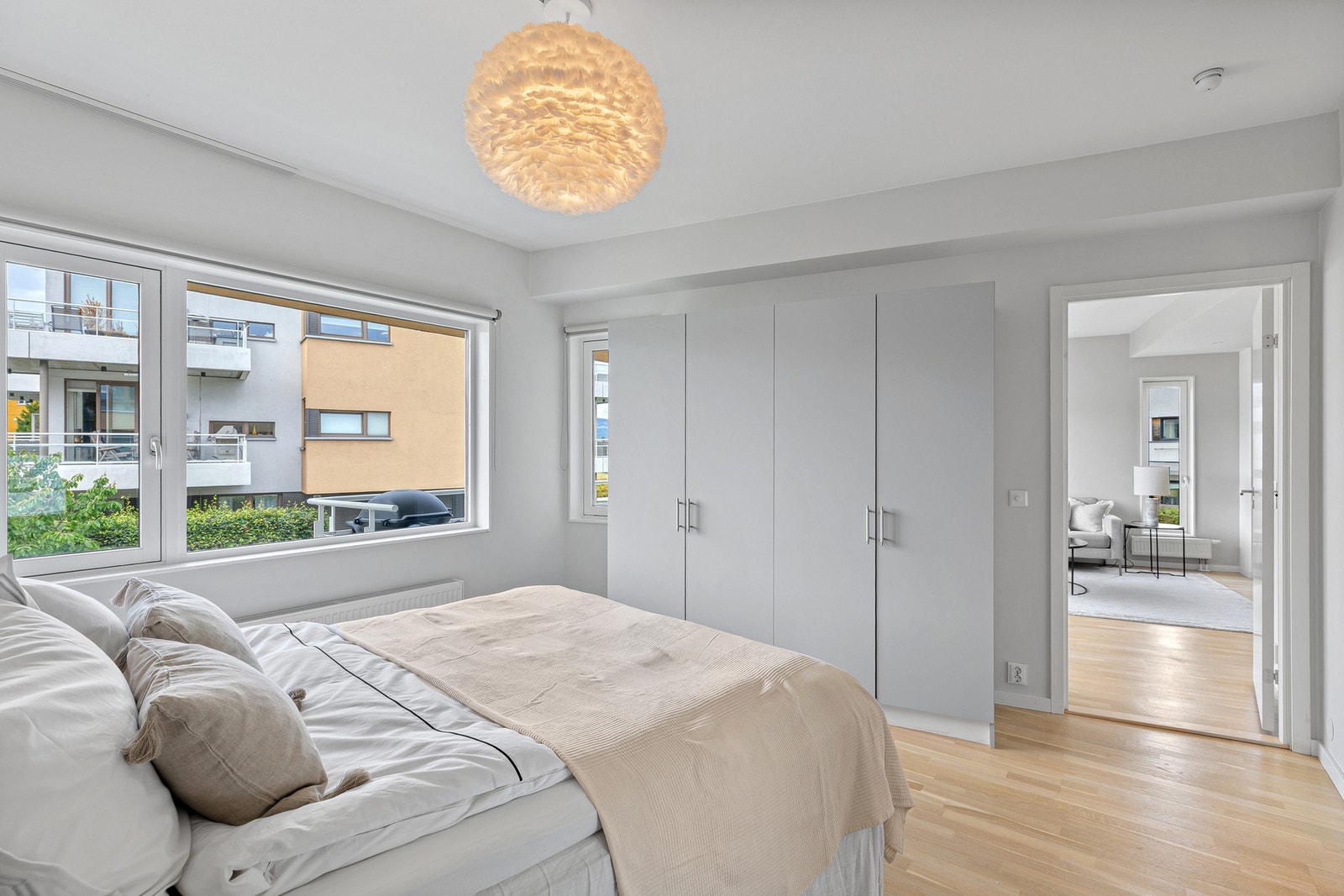 Store vinduer slipper inn rikelig med naturlig lys. Galleribilde