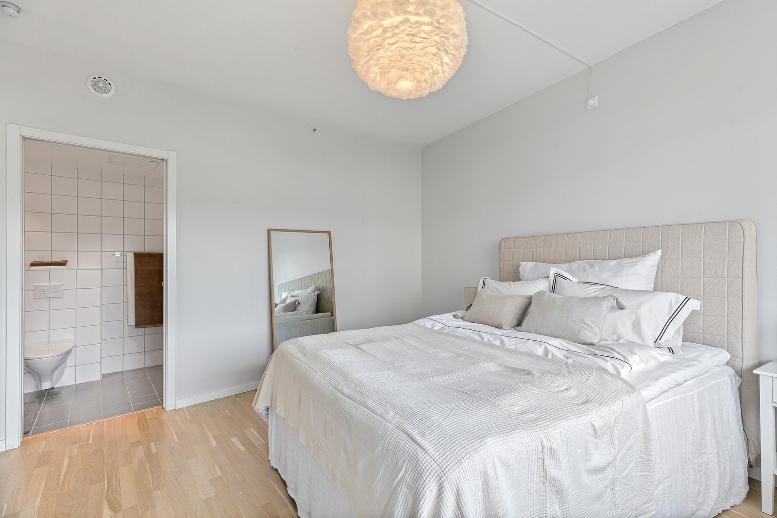 Direkte tilknytning til baderom med badekar. Galleribilde