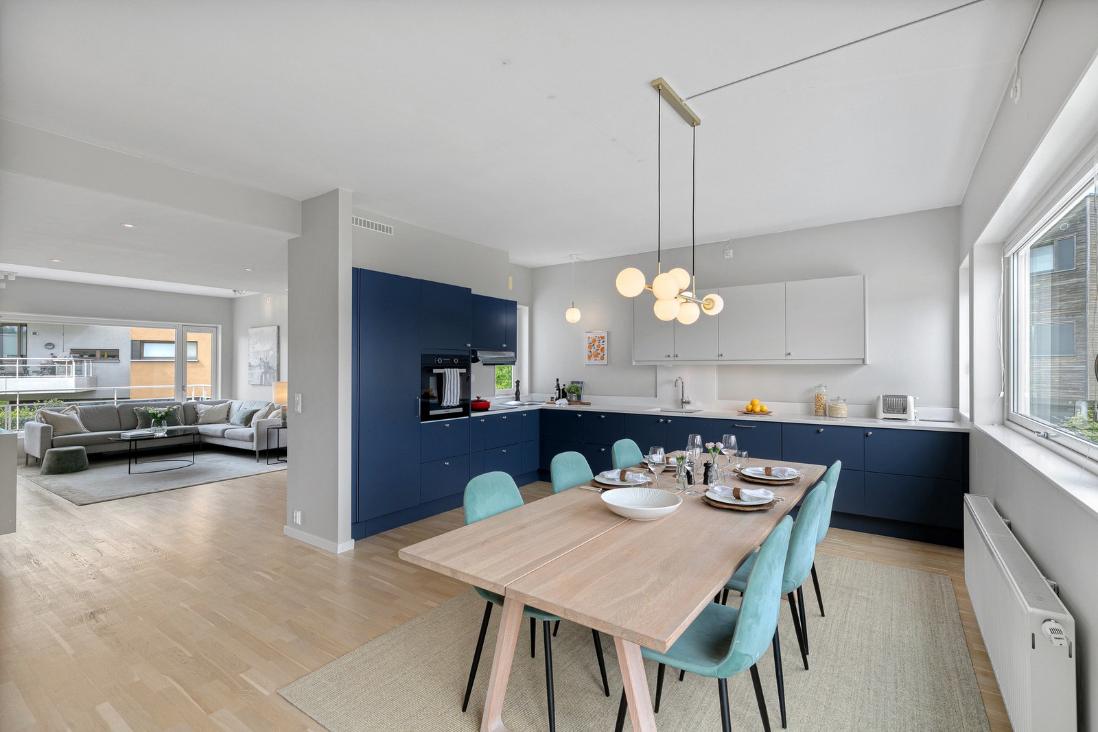 Kjøkkenet er delvis adskilt og har en praktisk layout som legger til rette for kokkelering og sosialt samvær. Galleribilde